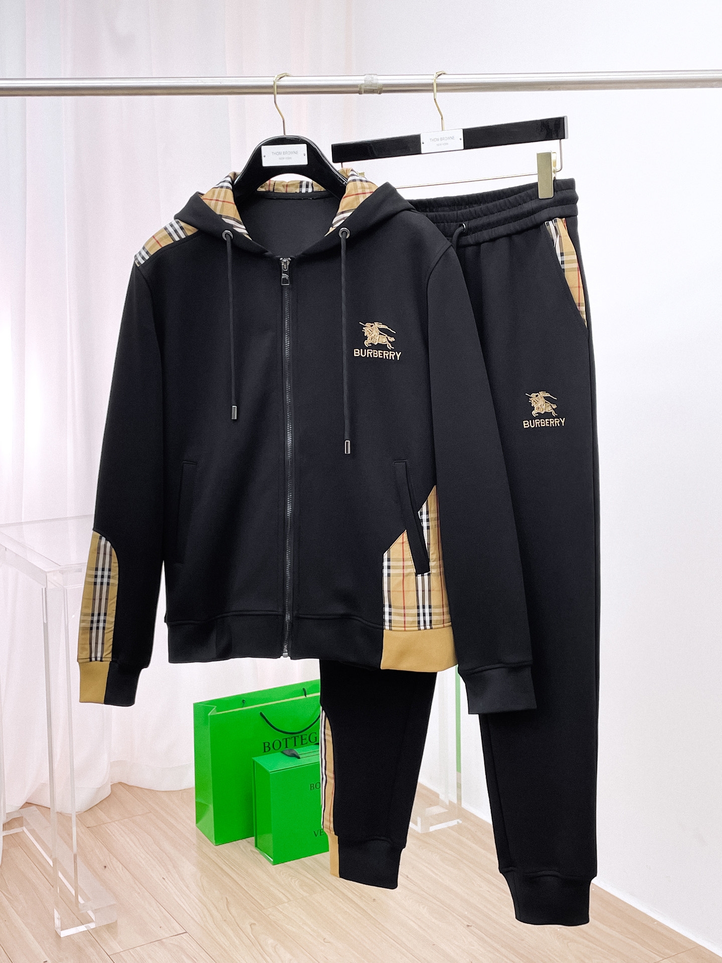 NO:703639,BURberry's new hot-selling cardigan suit. The original product is carefully crafted by top designers. It has a fitting and perfect upper body effect. It is all-natural and high-quality thickened cotton, with a close-fitting comfort, noble and elegant!  Original hardware embodies elegance and nobility!  Counter sizes M-3XL,,burberry,burberry,19860909巴宝莉 BURberry 全新爆款开衫套装 原单狠货倾注顶级设计师的精心之作 就为一个贴合、完美的上身效果 全天然优质加厚纯棉,贴身的舒适感 高贵典雅！原厂五金无不彰显优雅高贵气质！专柜尺码M-3XL,,burberry,burberry,,Men's clothing