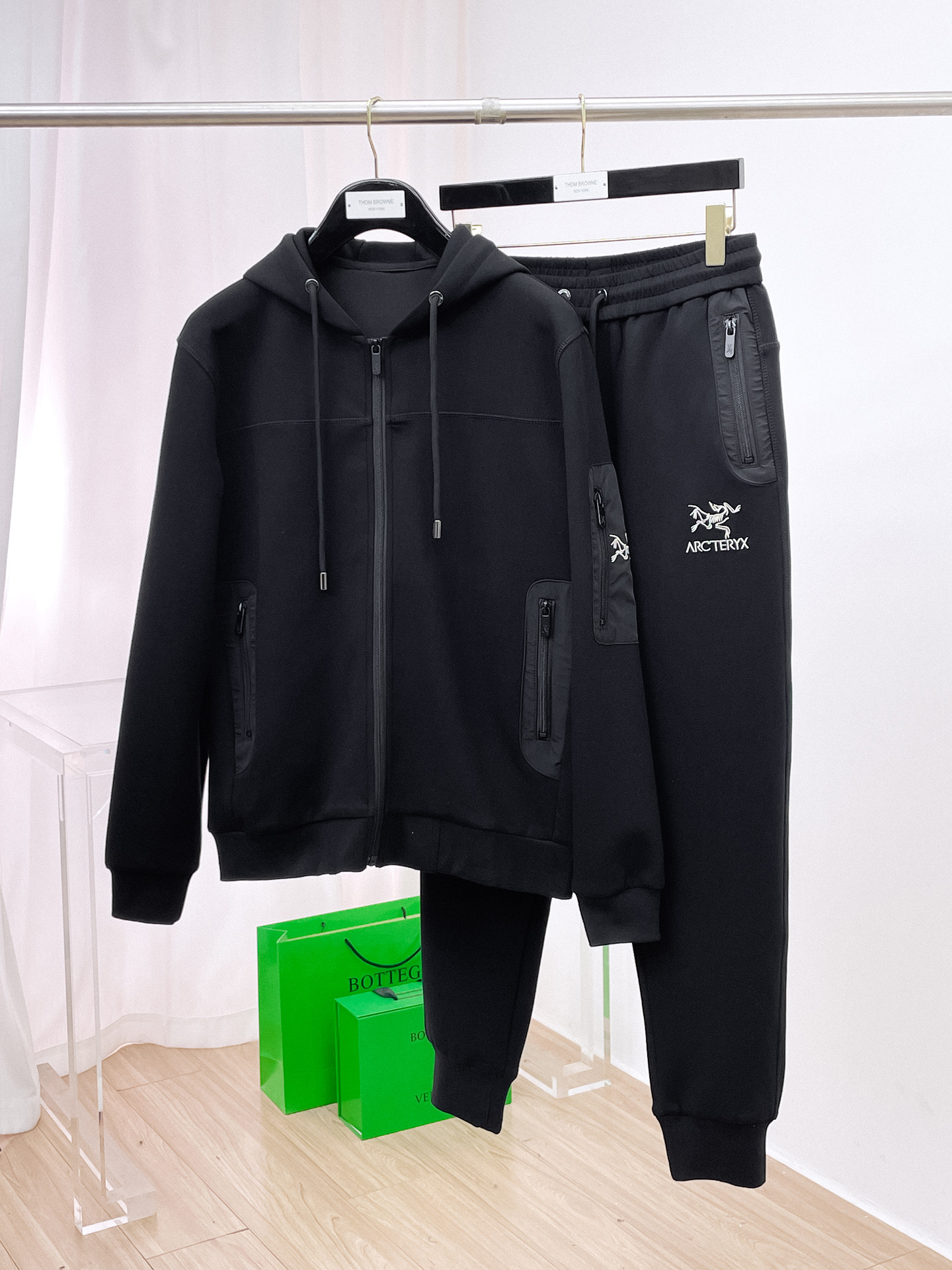 NO:703637,Arc'teryx's new hot-selling cardigan suit. The original product is carefully crafted by top designers. It has a fitting and perfect upper body effect. It is all-natural and high-quality and has a thickened new air layer. It has a close-fitting comfort, noble and elegant!  Original hardware embodies elegance and nobility!  Counter size M-3XL, arc'teryx,19860909始祖鸟 全新爆款开衫套装 原单狠货倾注顶级设计师的精心之作 就为一个贴合、完美的上身效果 全天然优质加厚新空气层,贴身的舒适感 高贵典雅！原厂五金无不彰显优雅高贵气质！专柜尺码M-3XL,arc'teryx,,Men's clothing