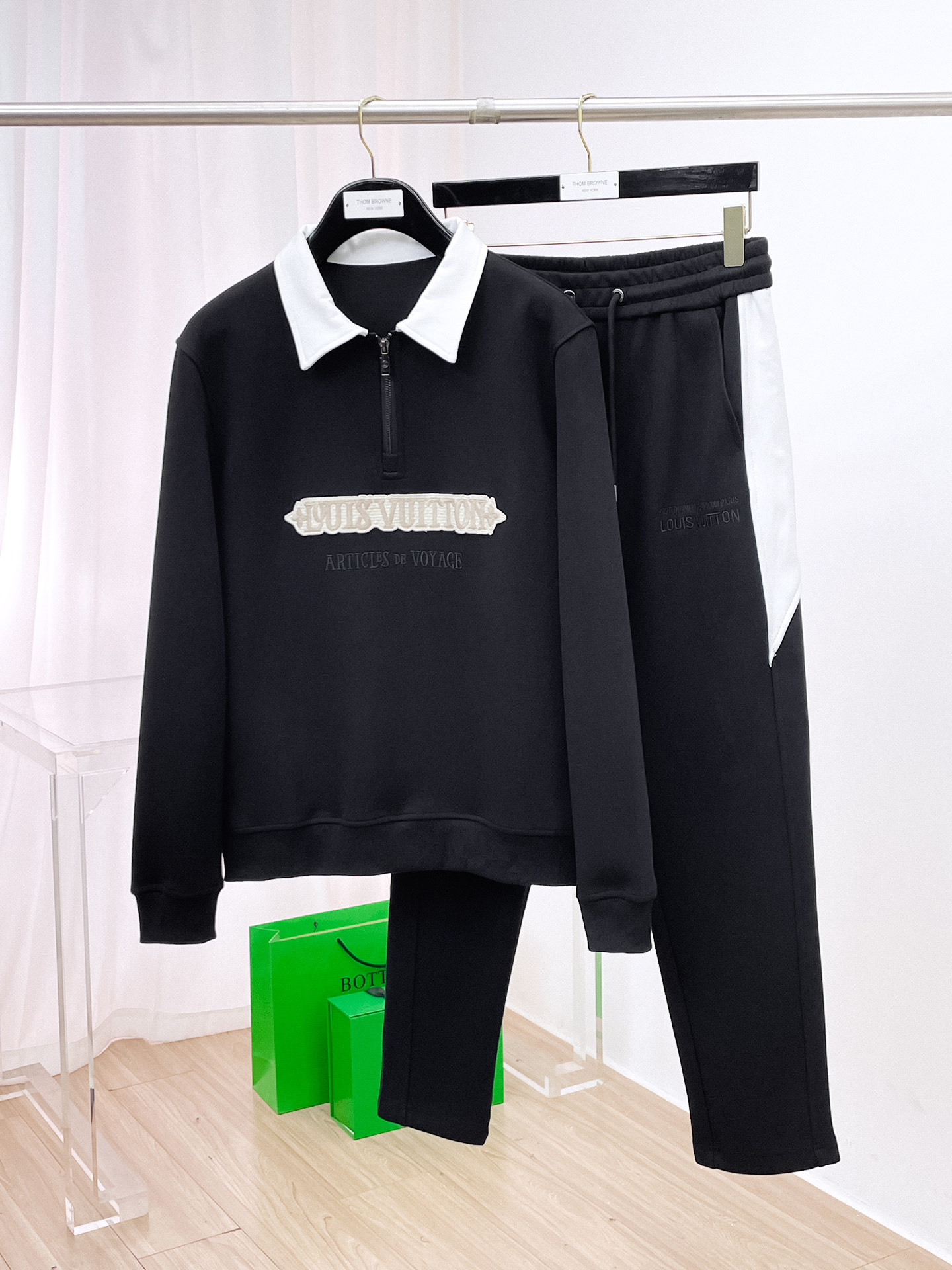 NO:703644,Louis Vuitton LV's new popular sweatshirt suit. The original product is carefully crafted by top designers. It has a fitting and perfect upper body effect. It is all-natural and high-quality and has a thickened new air layer. It has a close-fitting comfort, noble and elegant!  Original hardware embodies elegance and nobility!  Counter size M-3XL,,louis vuitton,louis vuitton,hoodie,sweatshirts,19860909路易威登 LV 全新爆款卫衣套装 原单狠货倾注顶级设计师的精心之作 就为一个贴合、完美的上身效果 全天然优质加厚新空气层,贴身的舒适感 高贵典雅！原厂五金无不彰显优雅高贵气质！专柜尺码M-3XL,,louis vuitton,louis vuitton,hoodie,sweatshirts,,Men's clothing