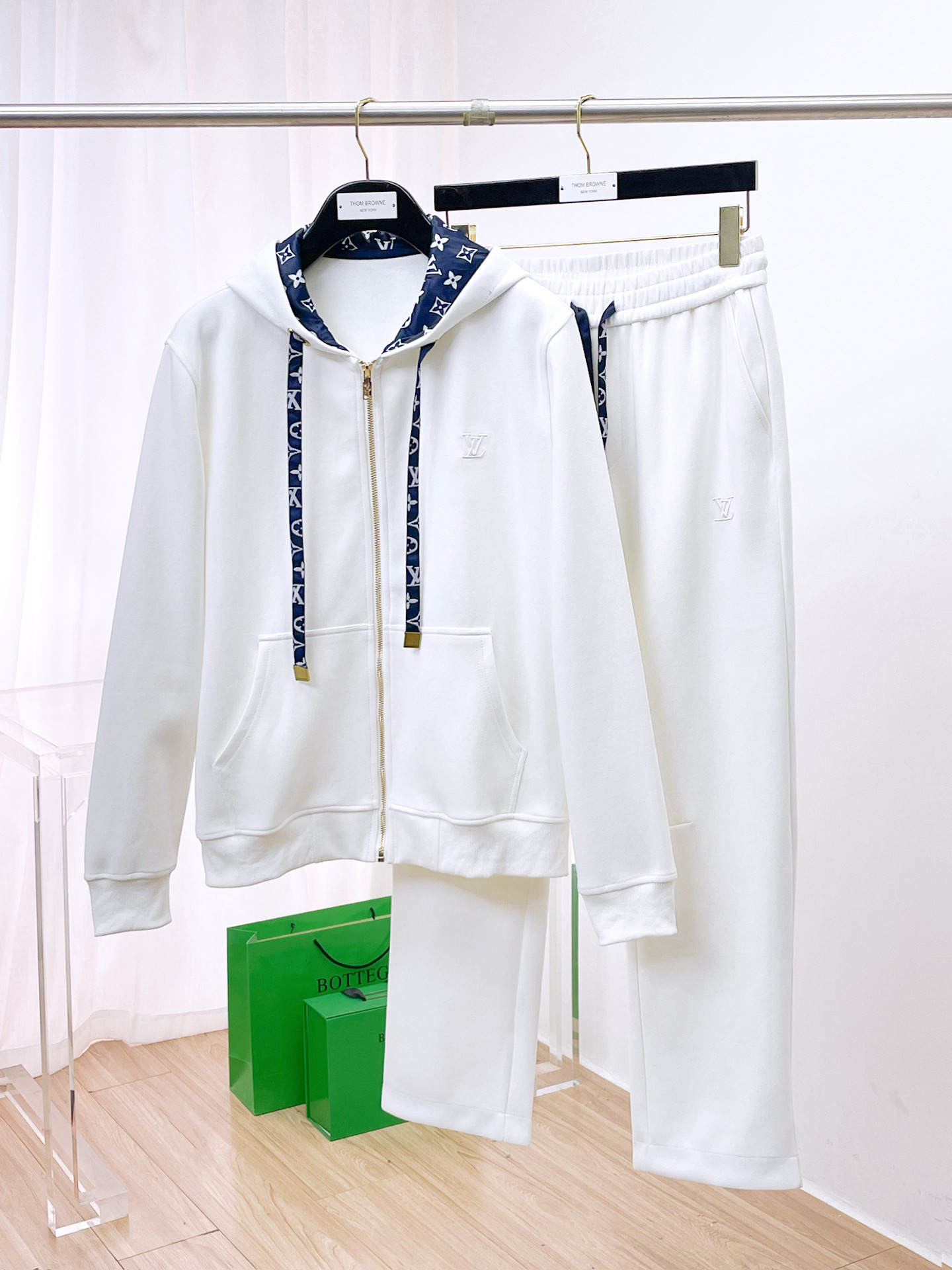 NO:703636,Louis Vuitton LV's new hot-selling cardigan suit. The original product is carefully crafted by top designers. It has a fitting and perfect upper body effect. It is all-natural and high-quality thickened cotton, with a close-fitting comfort. Noble and elegant!  Original hardware embodies elegance and nobility!  Counter size M-3XL,,louis vuitton,louis vuitton,19860909路易威登 LV 全新爆款开衫套装 原单狠货倾注顶级设计师的精心之作 就为一个贴合、完美的上身效果 全天然优质加厚纯棉,贴身的舒适感 高贵典雅！原厂五金无不彰显优雅高贵气质！专柜尺码M-3XL,,louis vuitton,louis vuitton,,Men's clothing