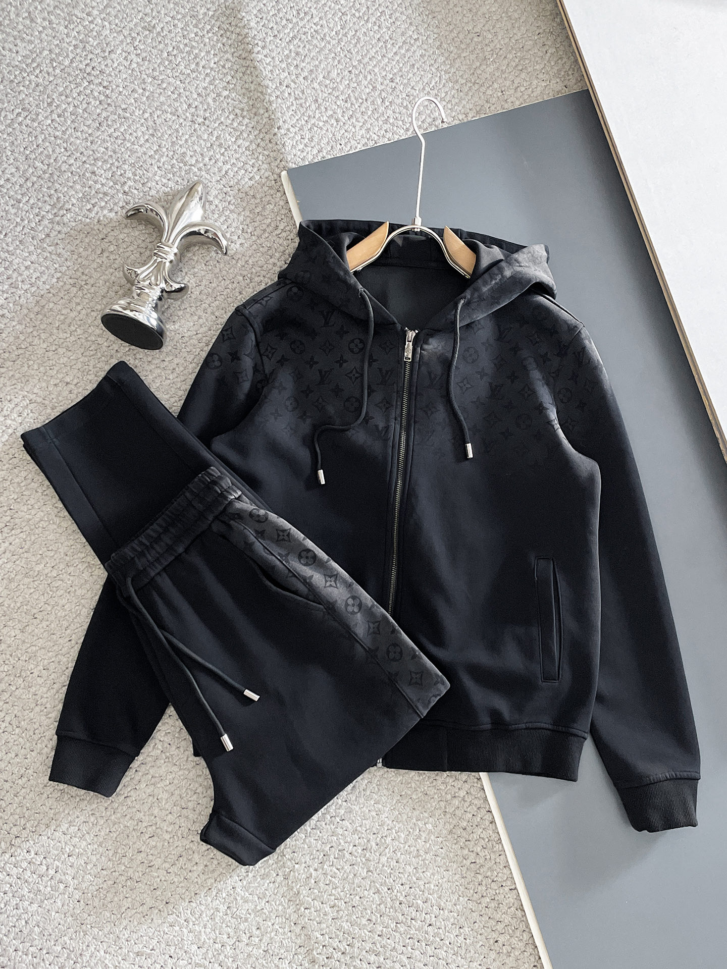 NO:654833,Louis Vuitton LV 2025 new hot-selling cardigan suit. The original product is carefully crafted by top designers. It has a fitting and perfect upper body effect. It is all-natural and high-quality thickened pure cotton. It has a close-fitting comfort, noble and elegant!  Original hardware embodies elegance and nobility!  Counter size M-3XL,,louis vuitton,louis vuitton,alexander wang19860909路易威登 LV 2025全新爆款开衫套装 原单狠货倾注顶级设计师的精心之作 就为一个贴合、完美的上身效果 全天然优质加厚纯棉,贴身的舒适感 高贵典雅！原厂五金无不彰显优雅高贵气质！专柜尺码M-3XL,,louis vuitton,louis vuitton,alexander wang,Men's clothing