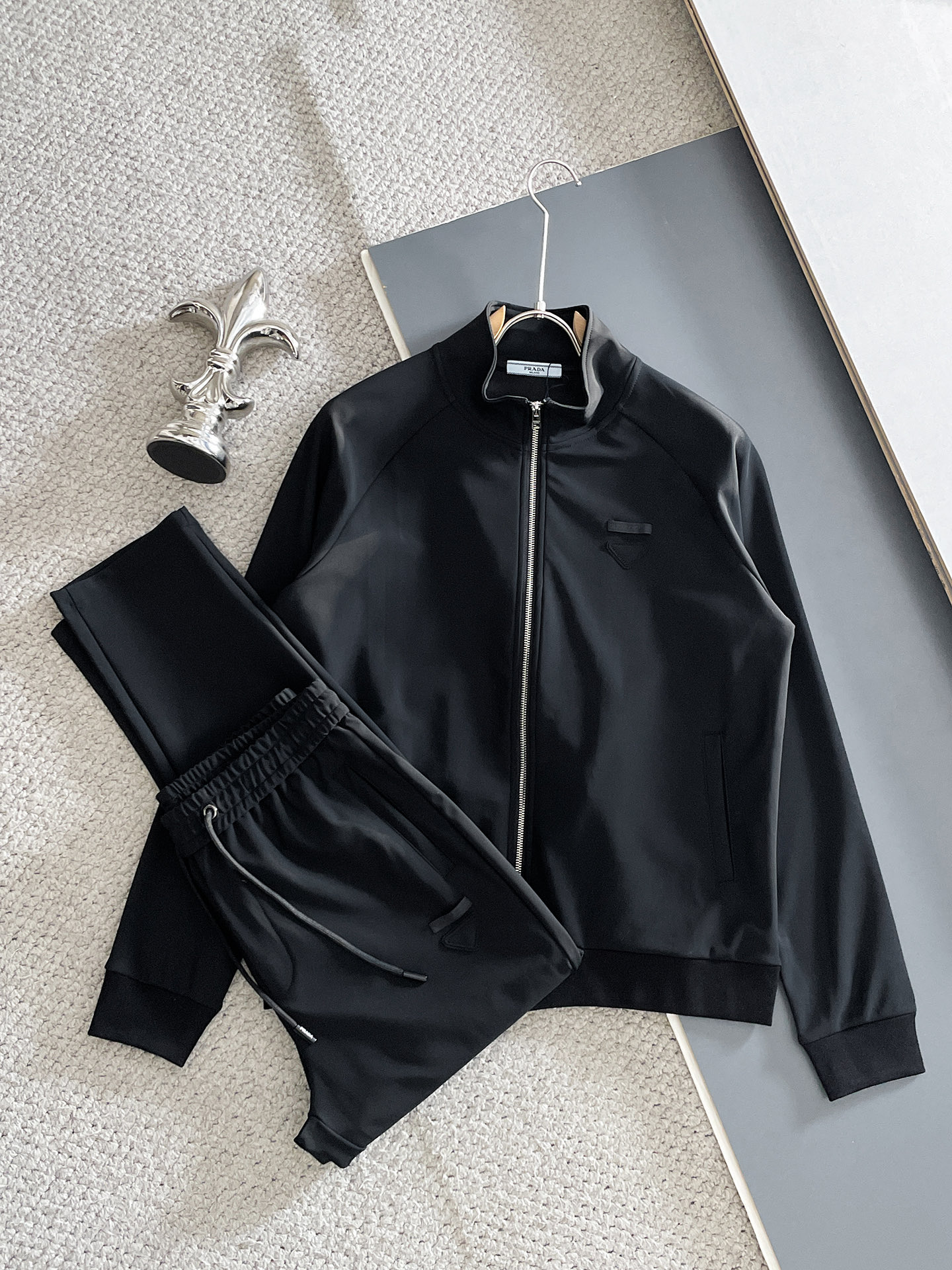 NO:654828,Prada's latest 25-year-old cardigan suit. The fabric is 380 grams of windproof elastic composite cotton. The latest and most top-notch classic heavy-duty embroidery letter arrangement classic pattern trendy casual pullover sweatshirt suit. The top quality counter is on sale. Top-notch production technology imported fabrics. The counter model has a unique design. It uses imported high-end custom-made imported silk threads with a first-class feel!  !  !  Color Black Size M-3XL!  ,,prada,prada,hoodie,sweatshirts,alexander wang19860909普拉达Prada 25年最新款开衫套装 面料380克防风弹力复合棉 最新最顶级经典重工刺绣字母排列经典图案潮流休闲套头卫衣套装,最顶级的品质专柜在售,顶级制作工艺进口面料,专柜款独特设计,采用进口高端订制进口丝线手感一流！！！ 颜色黑色 码数M-3XL！,,prada,prada,hoodie,sweatshirts,alexander wang,Men's clothing