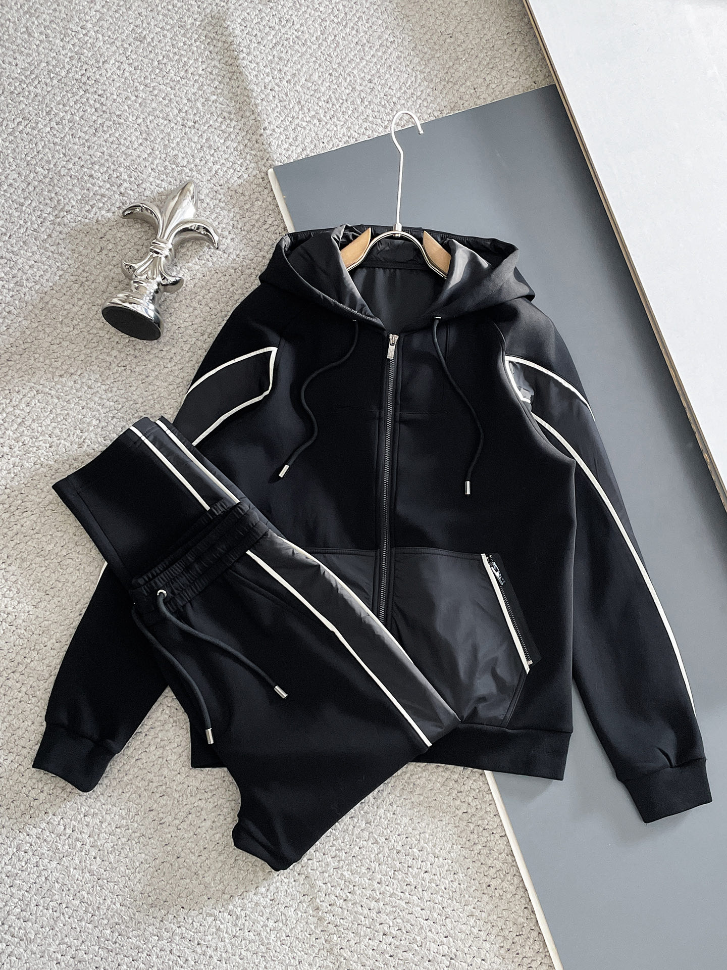 NO:654838,Hermes 2025 new popular cardigan suit. The original product is carefully crafted by top designers. It has a fitting and perfect upper body effect. It is all-natural and high-quality and has a thickened new air layer. It has a close-fitting comfort, noble and elegant!  Original hardware embodies elegance and nobility!  Counter size M-3XL,,hermes,hermes,alexander wang19860909爱马仕 Hermes 2025全新爆款开衫套装 原单狠货倾注顶级设计师的精心之作 就为一个贴合、完美的上身效果 全天然优质加厚新空气层,贴身的舒适感 高贵典雅！原厂五金无不彰显优雅高贵气质！专柜尺码M-3XL,,hermes,hermes,alexander wang,Men's clothing