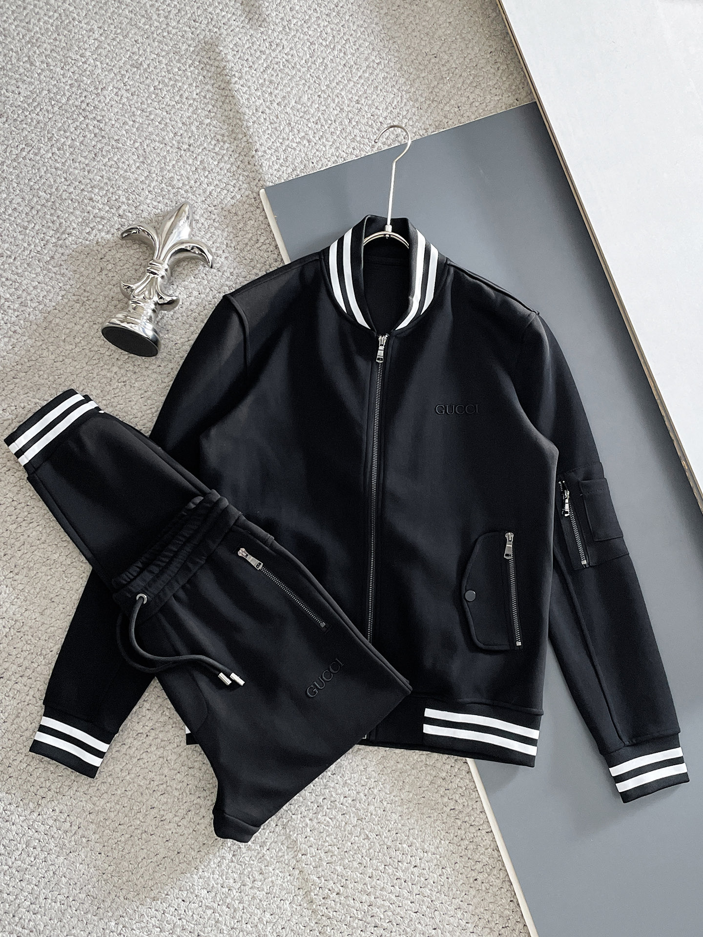 NO:654843,Gucci 2025 new hot-selling cardigan suit. The original product is carefully crafted by top designers. It has a fitting and perfect upper body effect. It is all-natural and high-quality thickened pure cotton. It has a close-fitting comfort, noble and elegant!  Original hardware embodies elegance and nobility!  Counter size M-3XL,,gucci,alexander wang19860909古奇 Gucci 2025全新爆款开衫套装 原单狠货倾注顶级设计师的精心之作 就为一个贴合、完美的上身效果 全天然优质加厚纯棉,贴身的舒适感 高贵典雅！原厂五金无不彰显优雅高贵气质！专柜尺码M-3XL,,gucci,alexander wang,Men's clothing