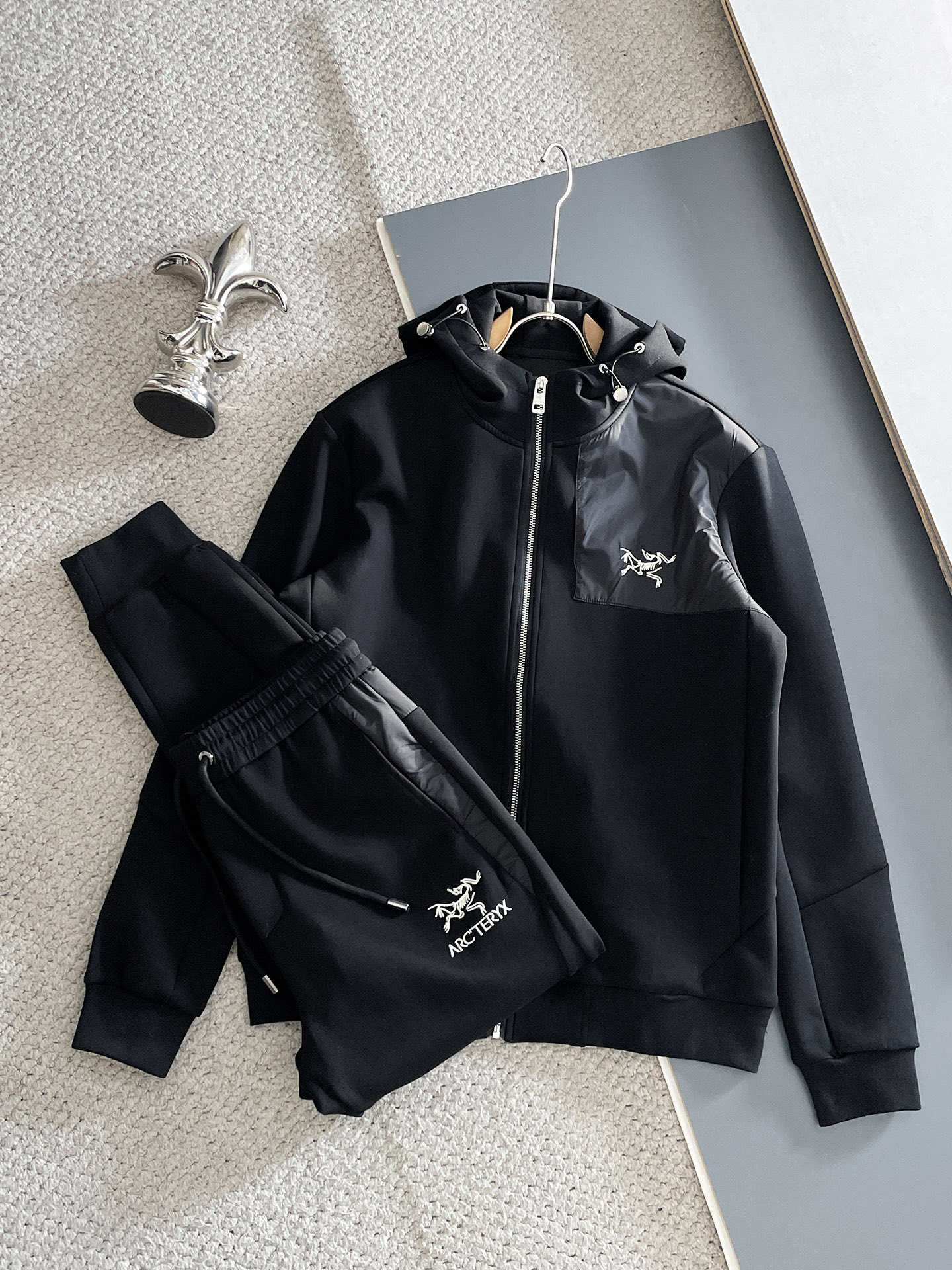 NO:654848,Arc'teryx 2025 new hot-selling cardigan suit. The original product is carefully crafted by top designers. It has a fitting and perfect upper body effect. It is all-natural and high-quality and has a thickened new air layer. It has a close-fitting comfort, noble and elegant!  Original hardware embodies elegance and nobility!  Counter size M-3XL,arc'teryx,alexander wang19860909始祖鸟 2025全新爆款开衫套装 原单狠货倾注顶级设计师的精心之作 就为一个贴合、完美的上身效果 全天然优质加厚新空气层,贴身的舒适感 高贵典雅！原厂五金无不彰显优雅高贵气质！专柜尺码M-3XL,arc'teryx,alexander wang,Men's clothing