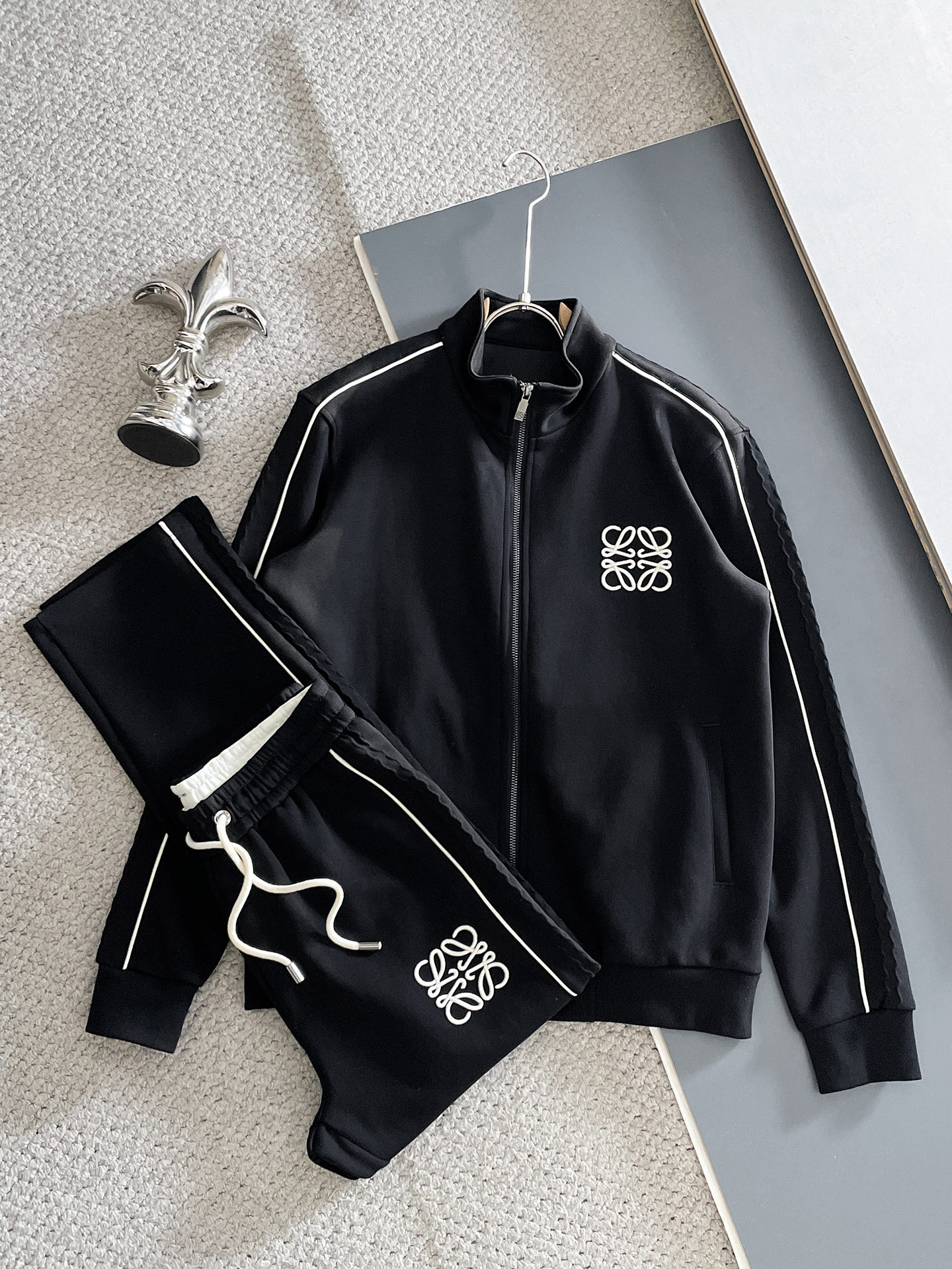 NO:654812,LOEWE 2025 new popular cardigan suit. The original product is carefully crafted by top designers. It has a fitting and perfect upper body effect. It is all-natural and high-quality and has a thickened new air layer. It has a close-fitting comfort, noble and elegant!  Original hardware embodies elegance and nobility!  Counter size M-3XL,,loewe,loewe,alexander wang19860909罗意威 LOEWE 2025全新爆款开衫套装 原单狠货倾注顶级设计师的精心之作 就为一个贴合、完美的上身效果 全天然优质加厚新空气层,贴身的舒适感 高贵典雅！原厂五金无不彰显优雅高贵气质！专柜尺码M-3XL,,loewe,loewe,alexander wang,Men's clothing