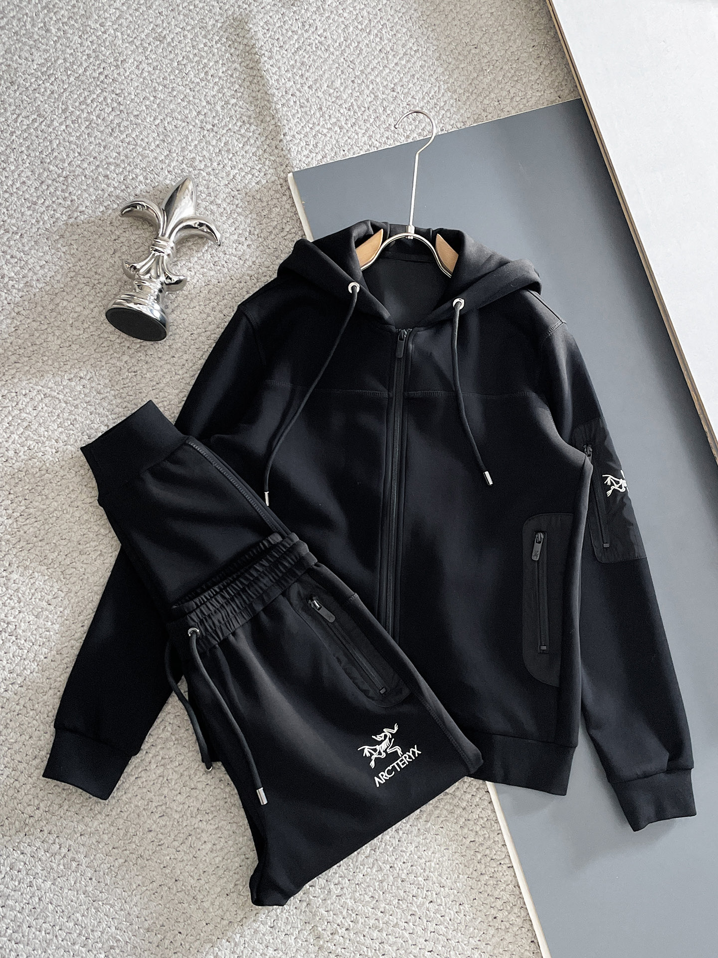 NO:654844,Arc'teryx 2025 new hot-selling cardigan suit. The original product is carefully crafted by top designers. It has a fitting and perfect upper body effect. It is all-natural and high-quality and has a thickened new air layer. It has a close-fitting comfort, noble and elegant!  Original hardware embodies elegance and nobility!  Counter size M-3XL,arc'teryx,alexander wang19860909始祖鸟 2025全新爆款开衫套装 原单狠货倾注顶级设计师的精心之作 就为一个贴合、完美的上身效果 全天然优质加厚新空气层,贴身的舒适感 高贵典雅！原厂五金无不彰显优雅高贵气质！专柜尺码M-3XL,arc'teryx,alexander wang,Men's clothing