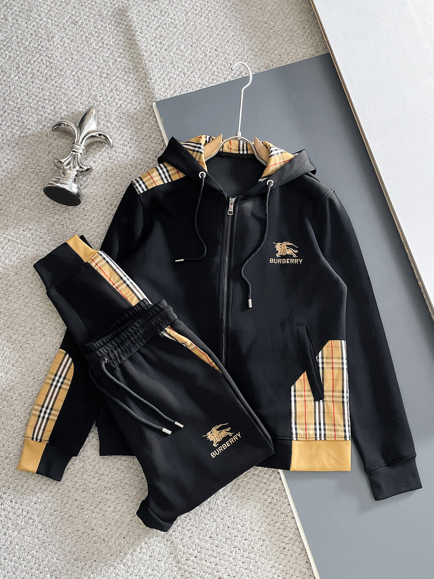 NO:654815,BURberry 2025 new popular cardigan suit. The original product is carefully crafted by top designers. It has a fitting and perfect upper body effect. It is all-natural and high-quality thickened cotton, with a close-fitting comfort. Noble and elegant!  Original hardware embodies elegance and nobility!  Counter size M-3XL,,burberry,burberry,alexander wang19860909巴宝莉 BURberry 2025全新爆款开衫套装 原单狠货倾注顶级设计师的精心之作 就为一个贴合、完美的上身效果 全天然优质加厚纯棉,贴身的舒适感 高贵典雅！原厂五金无不彰显优雅高贵气质！专柜尺码M-3XL,,burberry,burberry,alexander wang,Men's clothing