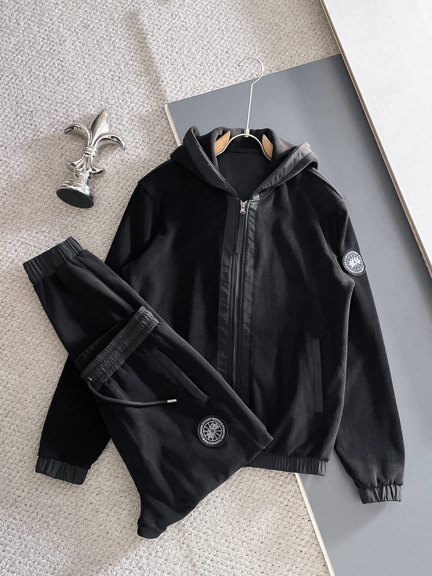 NO:654819,Canada's 2025 new popular cardigan suit. The original product is carefully crafted by top designers. It has a fitting and perfect upper body effect. It is all-natural and high-quality thickened sherpa, with a close-fitting comfort, noble and elegant!  Original hardware embodies elegance and nobility!  Counter size M-3XL,,alexander wang19860909加拿大2025全新爆款开衫套装 原单狠货倾注顶级设计师的精心之作 就为一个贴合、完美的上身效果 全天然优质加厚羊羔绒,贴身的舒适感 高贵典雅！原厂五金无不彰显优雅高贵气质！专柜尺码M-3XL,,alexander wang,Men's clothing