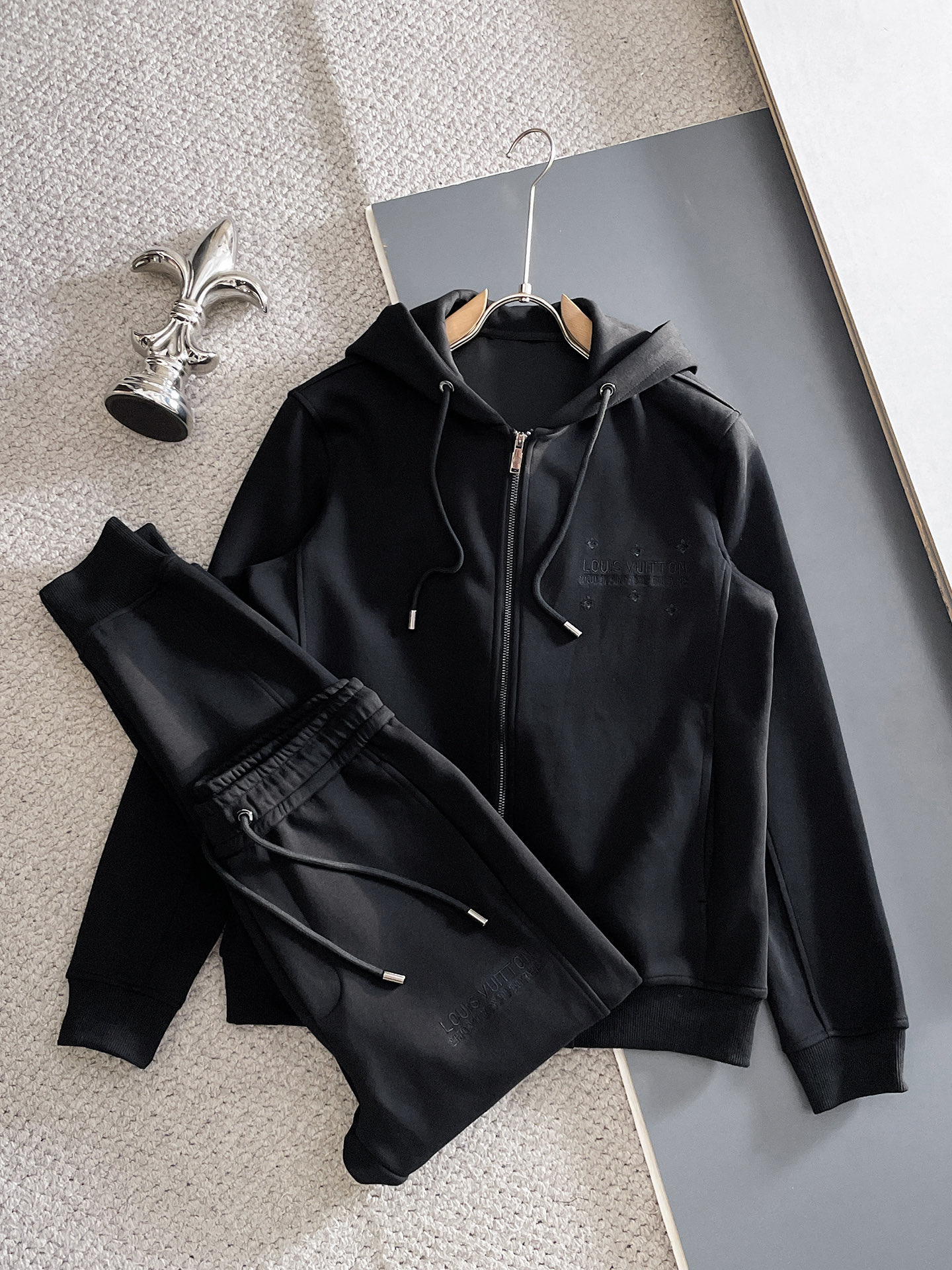 NO:654824,Louis Vuitton LV 2025 new hot-selling cardigan suit. The original product is carefully crafted by top designers. It has a fitting and perfect upper body effect. It is all-natural and high-quality thickened pure cotton. It has a close-fitting comfort, noble and elegant!  Original hardware embodies elegance and nobility!  Counter size M-3XL,,louis vuitton,louis vuitton,alexander wang19860909路易威登 LV 2025全新爆款开衫套装 原单狠货倾注顶级设计师的精心之作 就为一个贴合、完美的上身效果 全天然优质加厚纯棉,贴身的舒适感 高贵典雅！原厂五金无不彰显优雅高贵气质！专柜尺码M-3XL,,louis vuitton,louis vuitton,alexander wang,Men's clothing