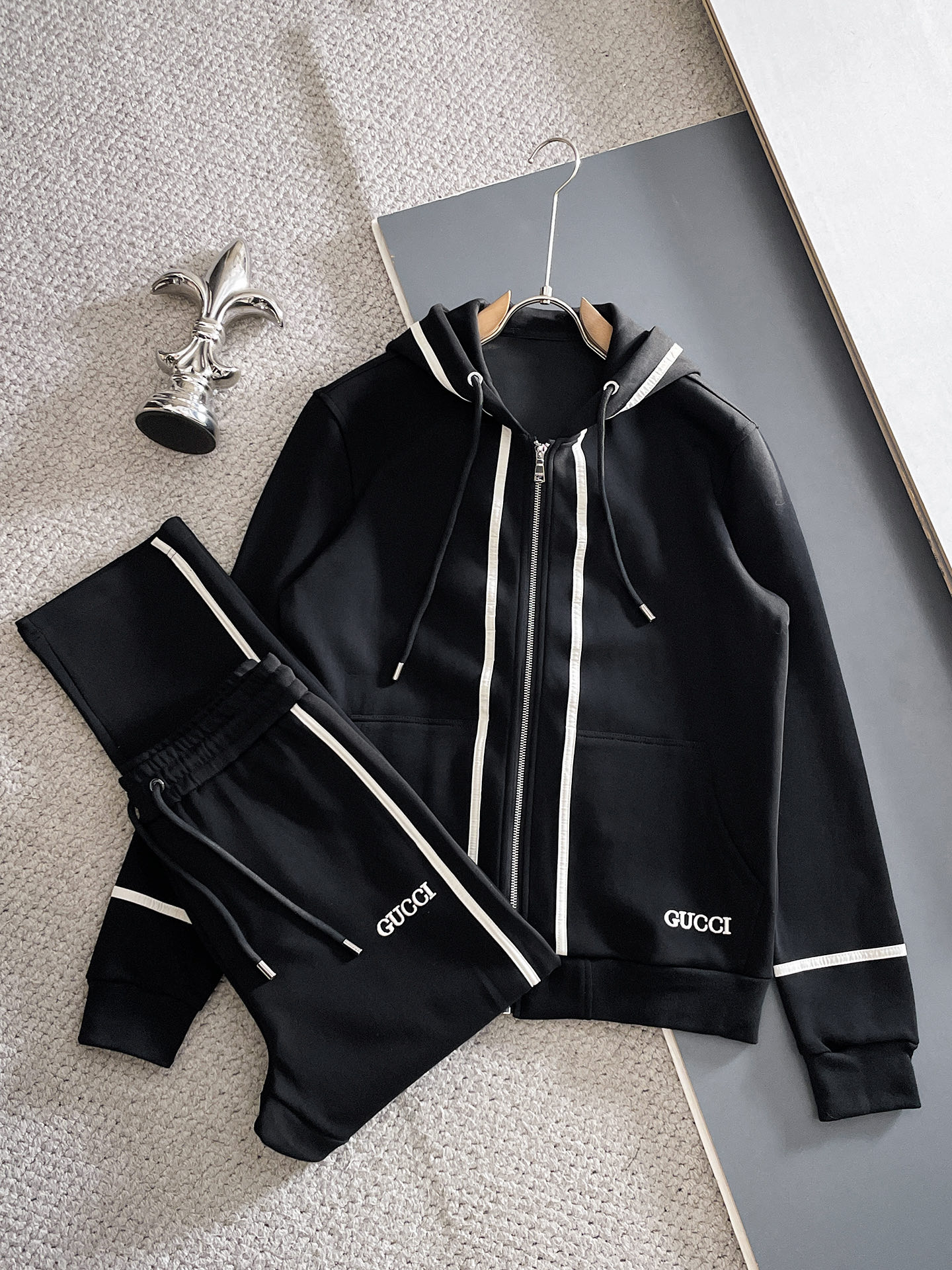 NO:654829,Gucci 2025 new hot-selling cardigan suit. The original product is carefully crafted by top designers. It has a fitting and perfect upper body effect. It is all-natural and high-quality thickened pure cotton. It has a close-fitting comfort, noble and elegant!  Original hardware embodies elegance and nobility!  Counter size M-3XL,,gucci,alexander wang19860909古奇 Gucci 2025全新爆款开衫套装 原单狠货倾注顶级设计师的精心之作 就为一个贴合、完美的上身效果 全天然优质加厚纯棉,贴身的舒适感 高贵典雅！原厂五金无不彰显优雅高贵气质！专柜尺码M-3XL,,gucci,alexander wang,Men's clothing