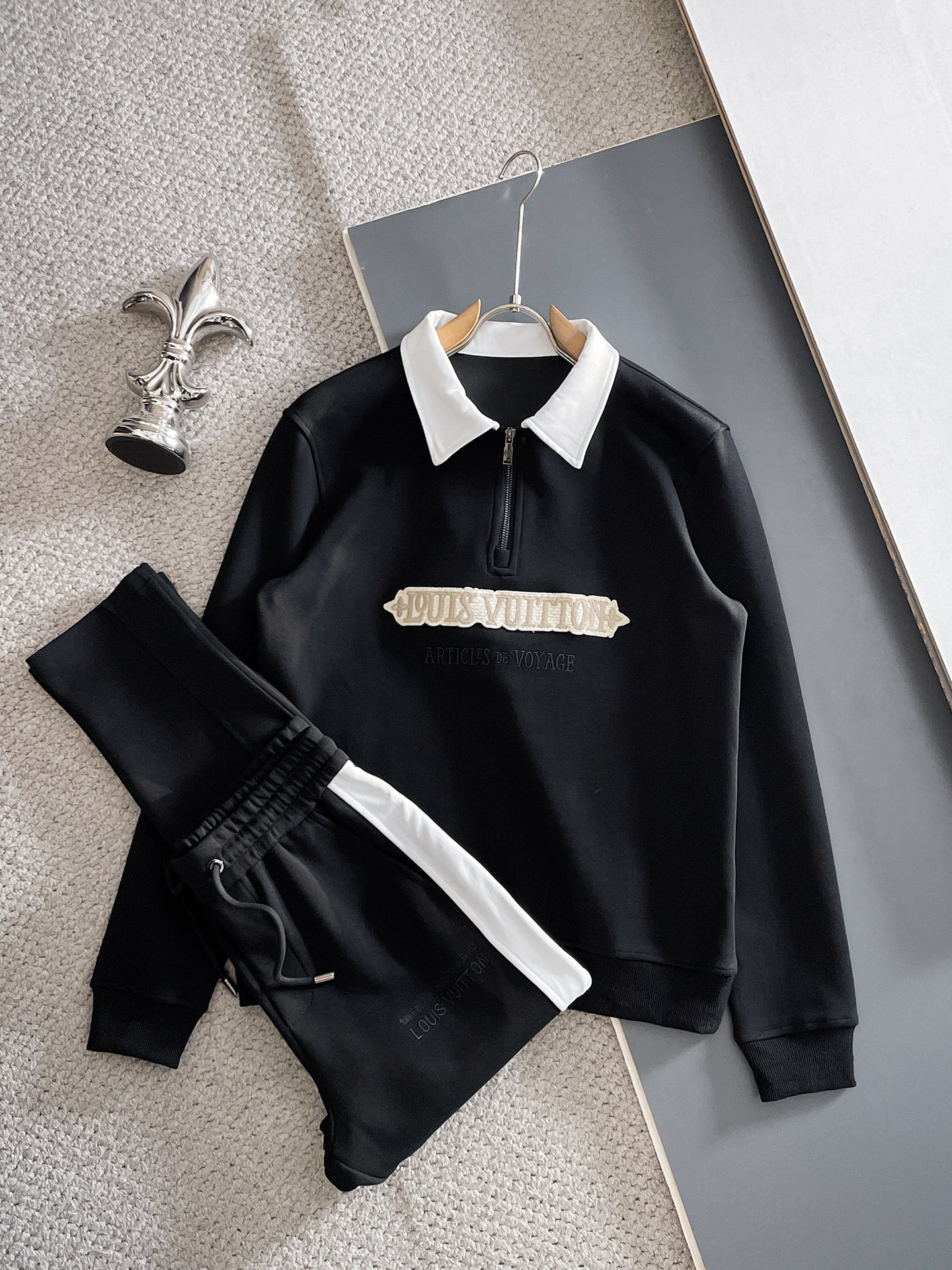 NO:654834,Louis Vuitton LV 2025 new popular sweatshirt set. The original product is carefully crafted by top designers. It has a fitting and perfect upper body effect. It is all-natural and high-quality and has a thickened new air layer. It has a close-fitting comfort, noble and elegant!  Original hardware embodies elegance and nobility!  Counter size M-3XL,,louis vuitton,louis vuitton,hoodie,sweatshirts,alexander wang19860909路易威登 LV 2025全新爆款卫衣套装 原单狠货倾注顶级设计师的精心之作 就为一个贴合、完美的上身效果 全天然优质加厚新空气层,贴身的舒适感 高贵典雅！原厂五金无不彰显优雅高贵气质！专柜尺码M-3XL,,louis vuitton,louis vuitton,hoodie,sweatshirts,alexander wang,Men's clothing