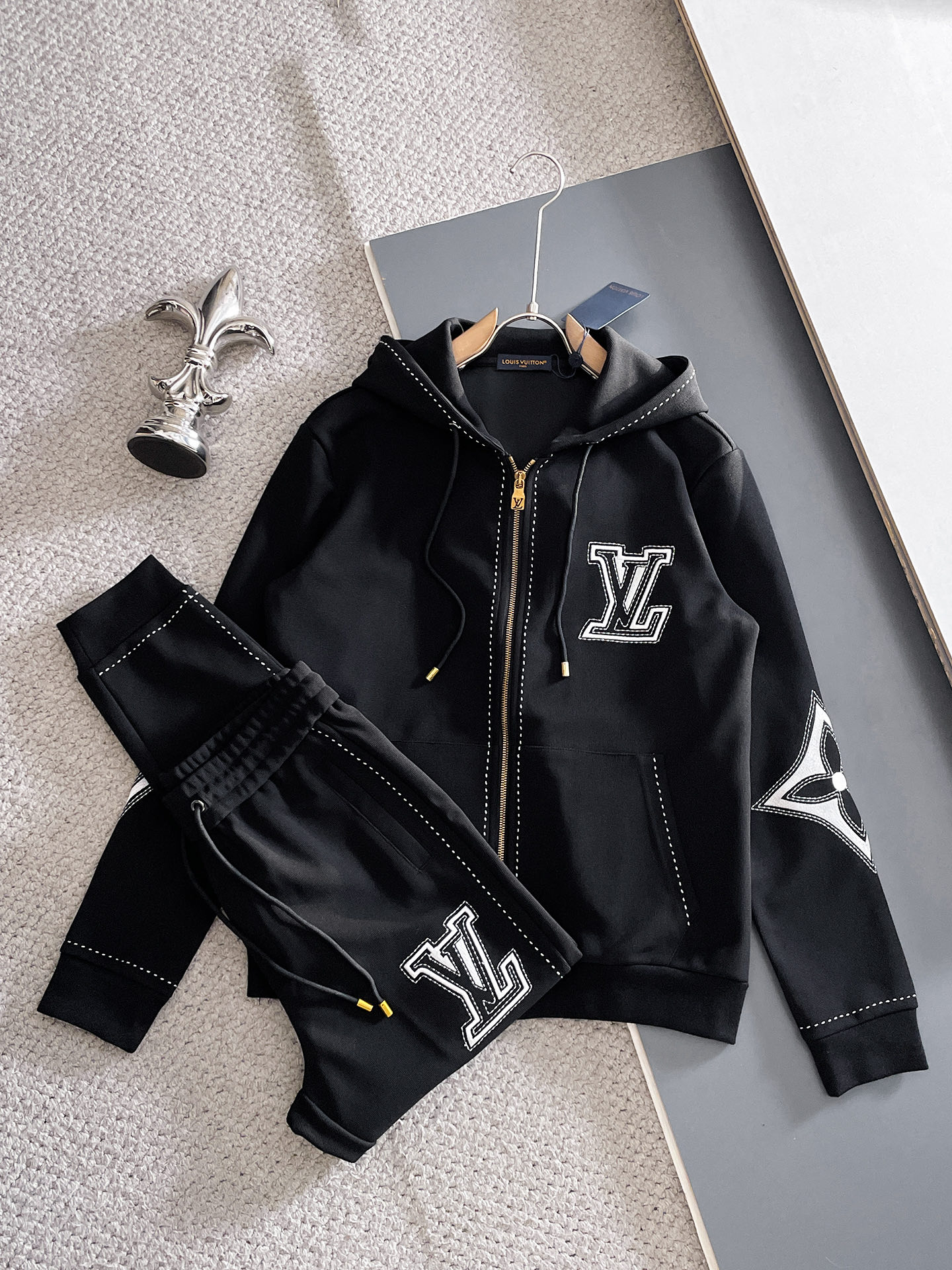 NO:654839,LV Louis Vuitton's latest 25-year-old cardigan suit, the latest and top-notch classic embroidery. Heavy-duty arranged stand-up collar classic pattern trendy casual suit, the top quality counter for sale, top-notch production technology imported thickened small waffle fabric, counter version unique design, using imported high-end custom-made imported silk thread with a first-class feel!  !  Size M-3Xl Color black,,louis vuitton,louis vuitton,alexander wang19860909LV 路易威登25年最新款开衫套装 最新最顶级经典刺绣.重工排列立领经典图案潮流休闲套装,最顶级的品质专柜在售,顶级制作工艺进口加厚小华夫格面料,专柜款独特设计,采用进口高端订制进口丝线手感一流！！ 码数M-3Xl 颜色黑色,,louis vuitton,louis vuitton,alexander wang,Men's clothing