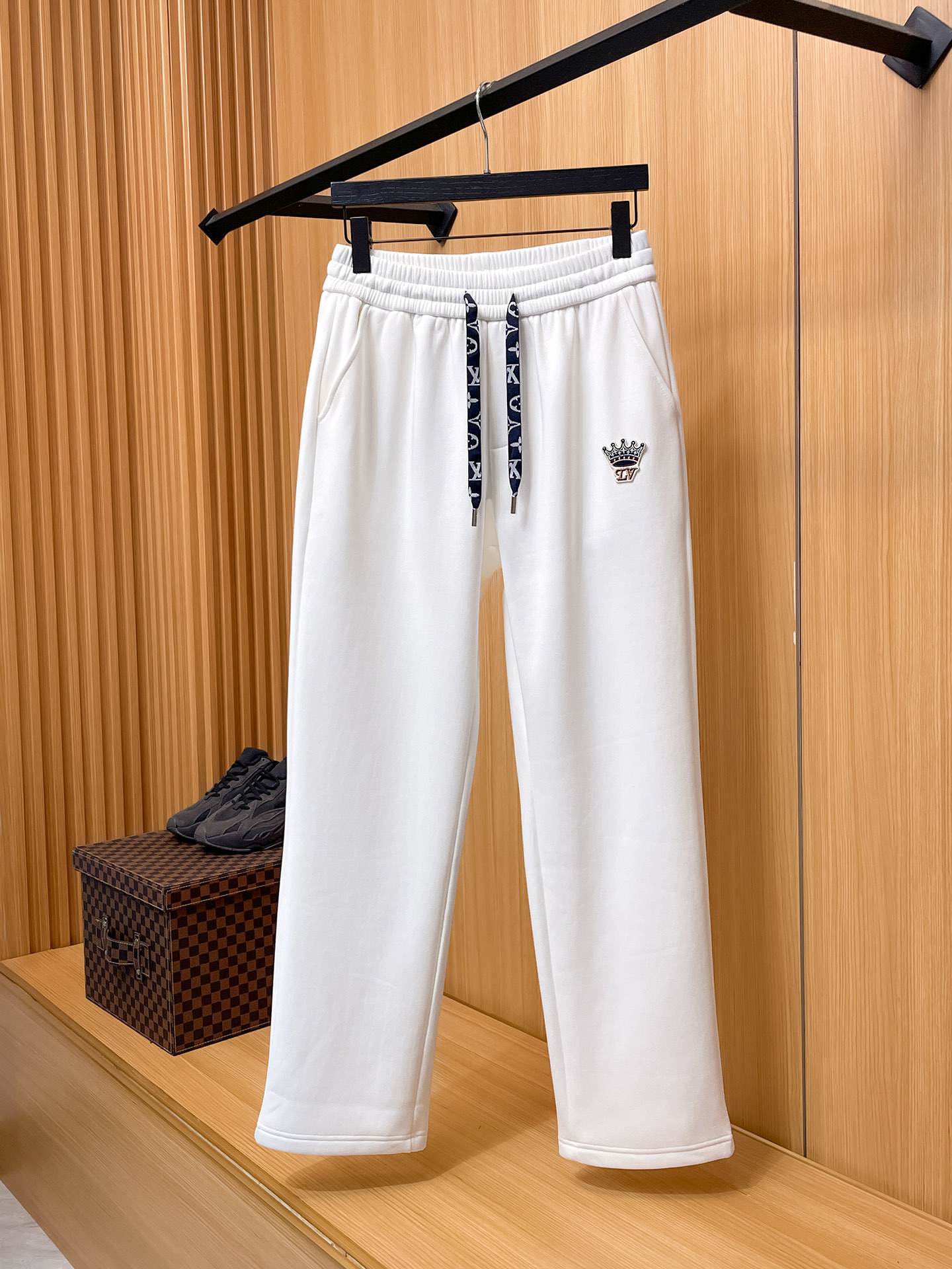 NO:727689,LV Louis Vuitton 2025SS autumn and winter plus velvet, straight-leg micro-wide version to keep warm without looking bloated. New fashion straight-leg casual pants, made of high-quality pure cotton plus velvet fabrics, warm and comfortable, with finely crafted dense needle embroidery logo, creating a sense of simple lines, not picky. Customized hardware accessories are provided, exquisite craftsmanship, super correct version, and excellent upper body effect. Straight-leg micro-wide version!  !  Color Black Gray White Size M-3XL!  ,,louis vuitton,louis vuitton,19860909LV 路易威登 2025SS秋冬加绒 直筒微阔版型保暖不显臃肿 新品时尚直筒休闲裤,臻选优质纯棉加绒面料打造,保暖舒适,精工密针刺绣标识,缔造简约线条感,版型不挑人,客供定制五金辅料,工艺精湛,版型超正,上身效果极佳 直筒微阔版型 ！！ 颜色黑色 灰色 白色 码数M-3XL！,,louis vuitton,louis vuitton,,Men's clothing