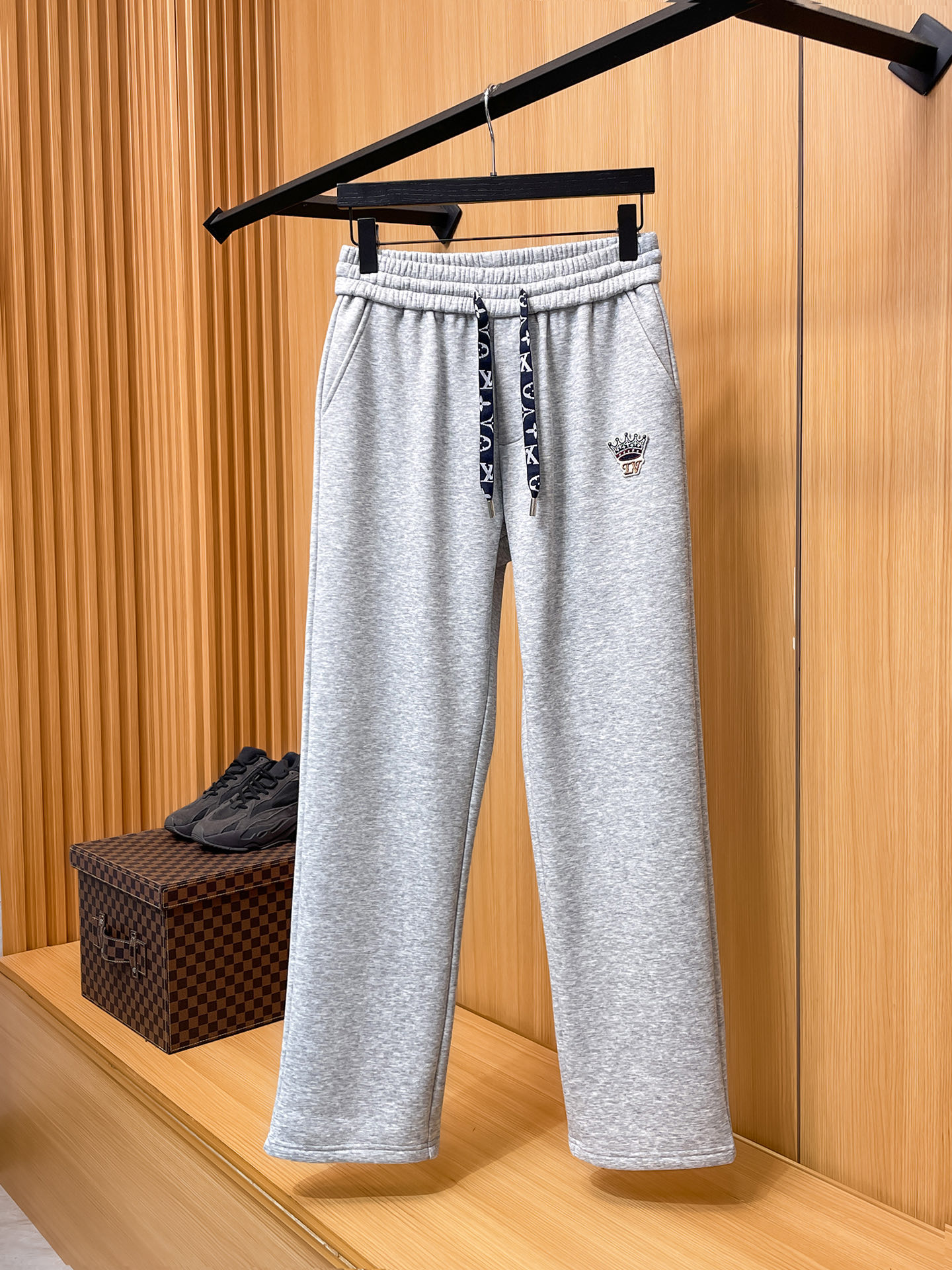 🔥 LV 路易威登 SS秋冬加绒 直筒微阔版型保暖不显臃肿 🔥新品时尚直筒休闲裤，臻选优质纯棉加绒面料打