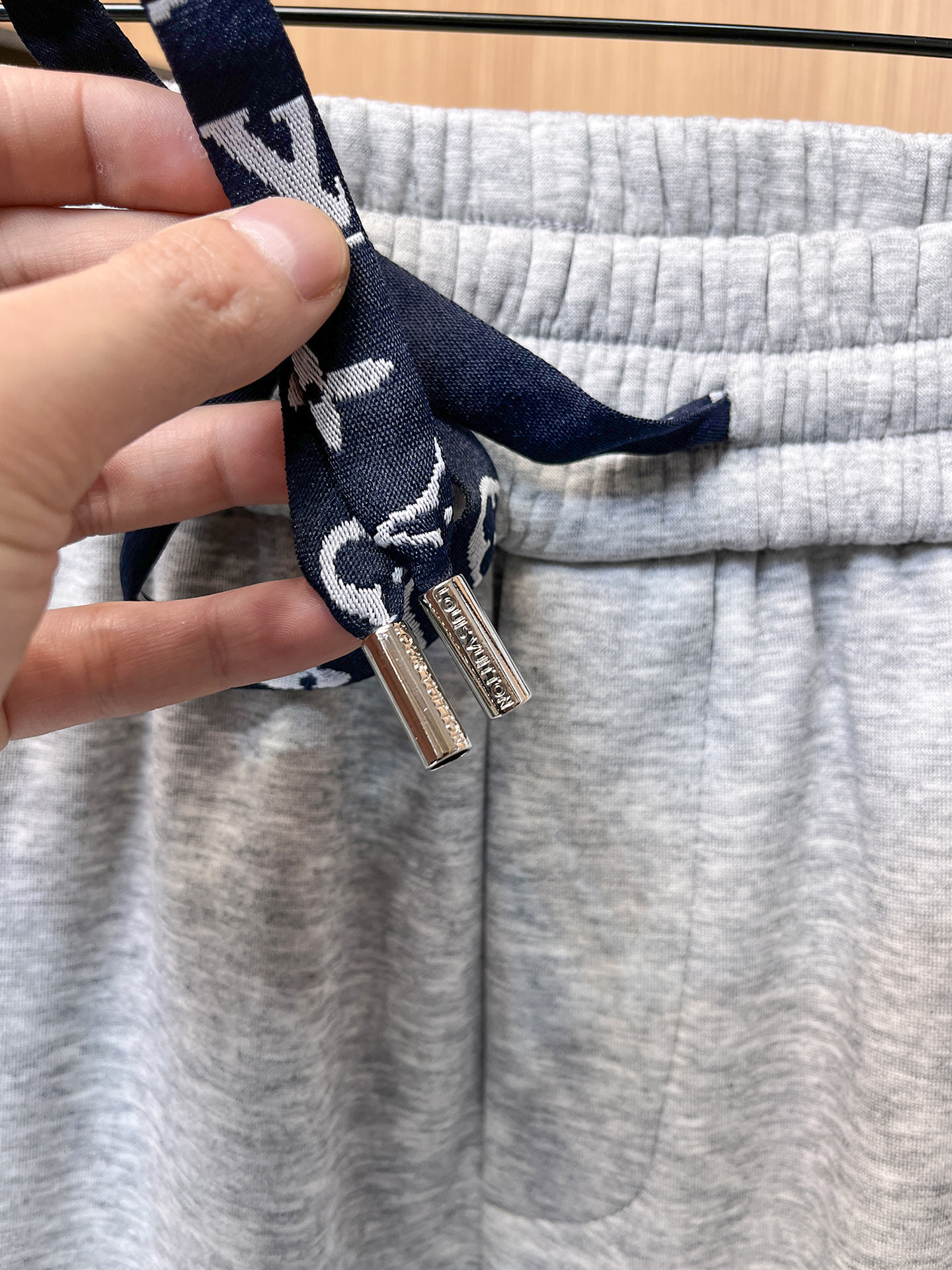 🔥 LV 路易威登 SS秋冬加绒 直筒微阔版型保暖不显臃肿 🔥新品时尚直筒休闲裤，臻选优质纯棉加绒面料打