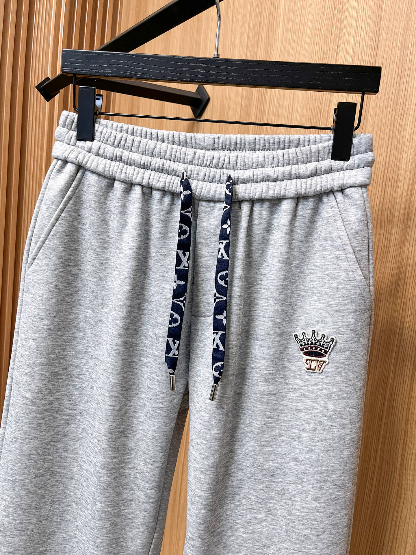 🔥 LV 路易威登 SS秋冬加绒 直筒微阔版型保暖不显臃肿 🔥新品时尚直筒休闲裤，臻选优质纯棉加绒面料打