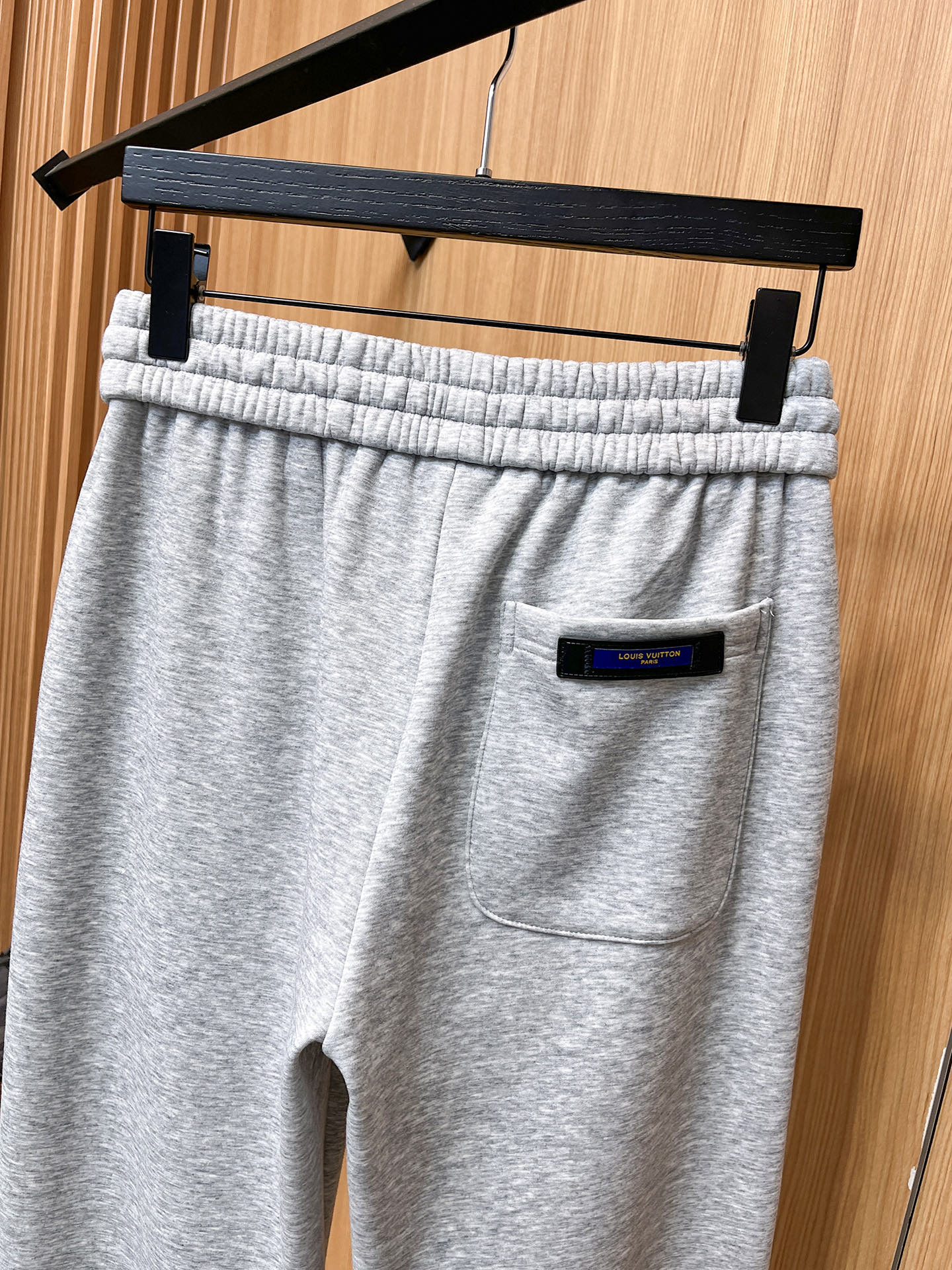 🔥 LV 路易威登 SS秋冬加绒 直筒微阔版型保暖不显臃肿 🔥新品时尚直筒休闲裤，臻选优质纯棉加绒面料打