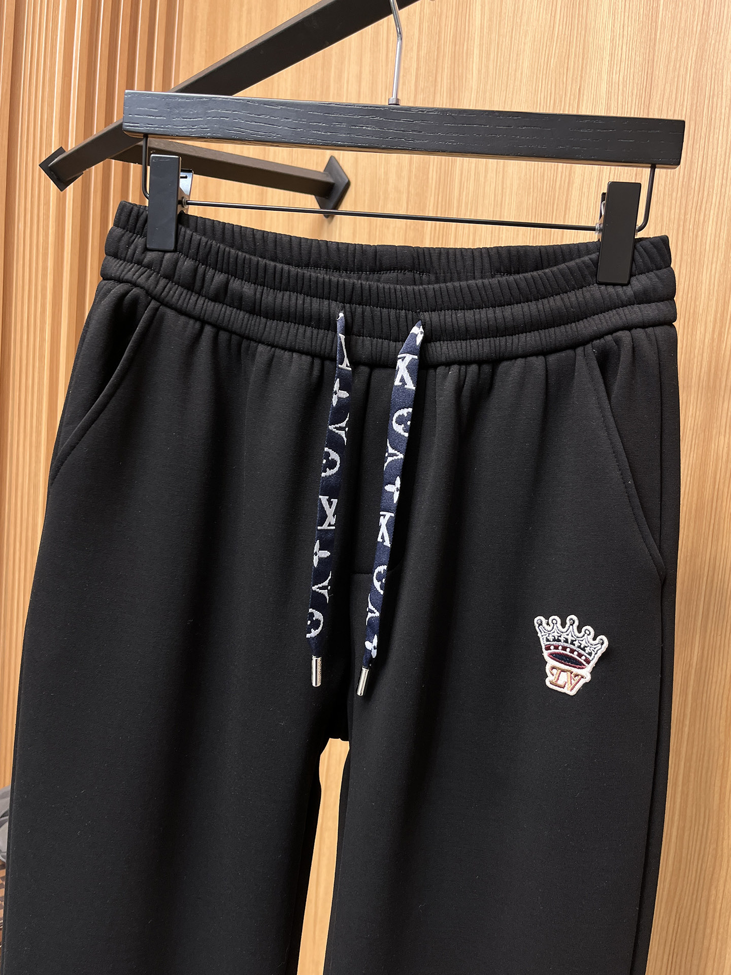 🔥 LV 路易威登 SS秋冬加绒 直筒微阔版型保暖不显臃肿 🔥新品时尚直筒休闲裤，臻选优质纯棉加绒面料打