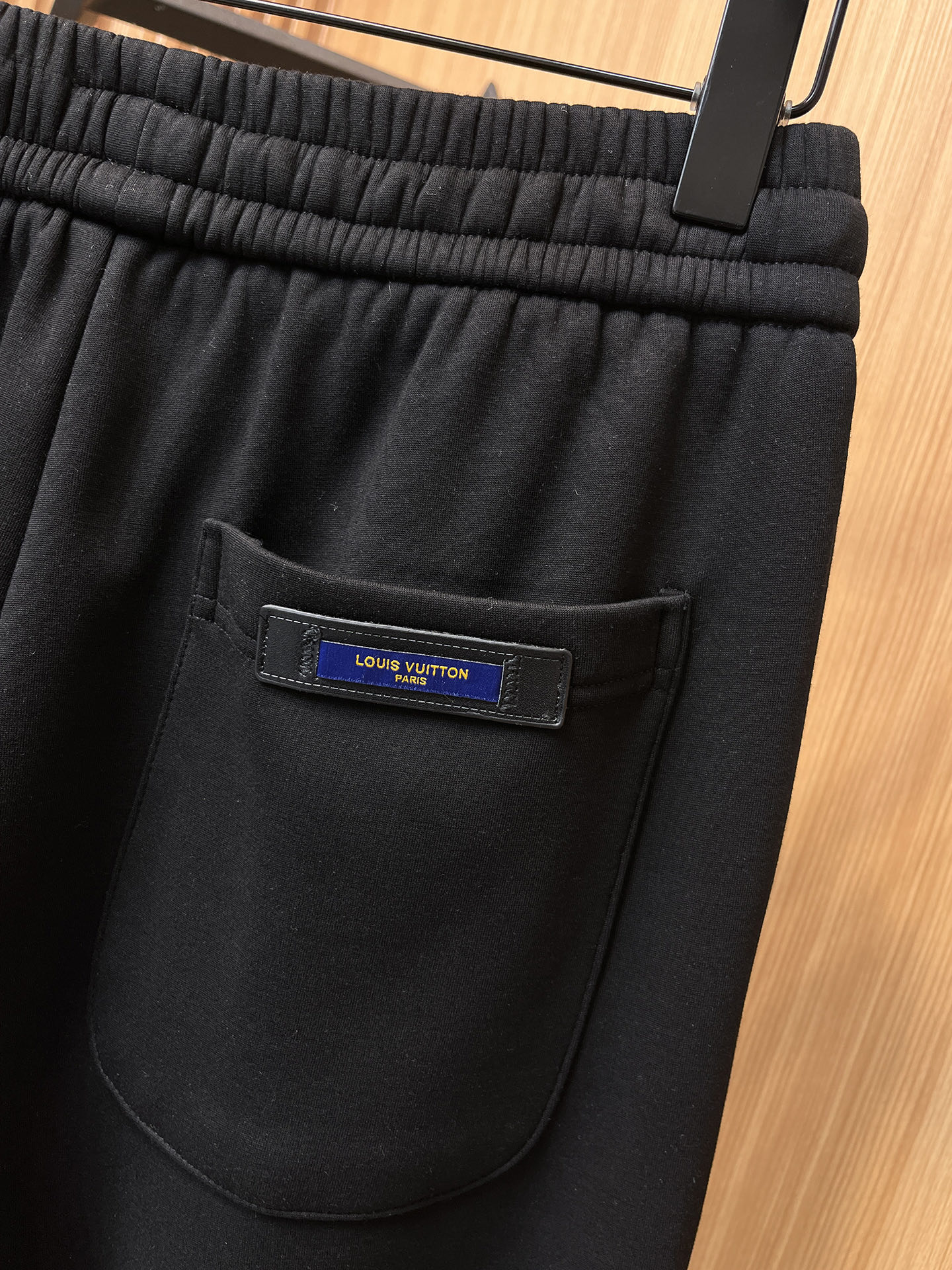 🔥 LV 路易威登 SS秋冬加绒 直筒微阔版型保暖不显臃肿 🔥新品时尚直筒休闲裤，臻选优质纯棉加绒面料打