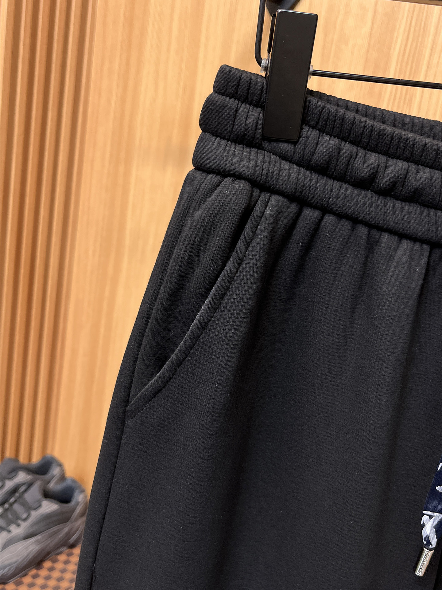 🔥 蒙口 SS秋冬加绒 直筒微阔版型保暖不显臃肿 🔥新品时尚直筒休闲裤，臻选优质纯棉加绒面料打造，保暖舒