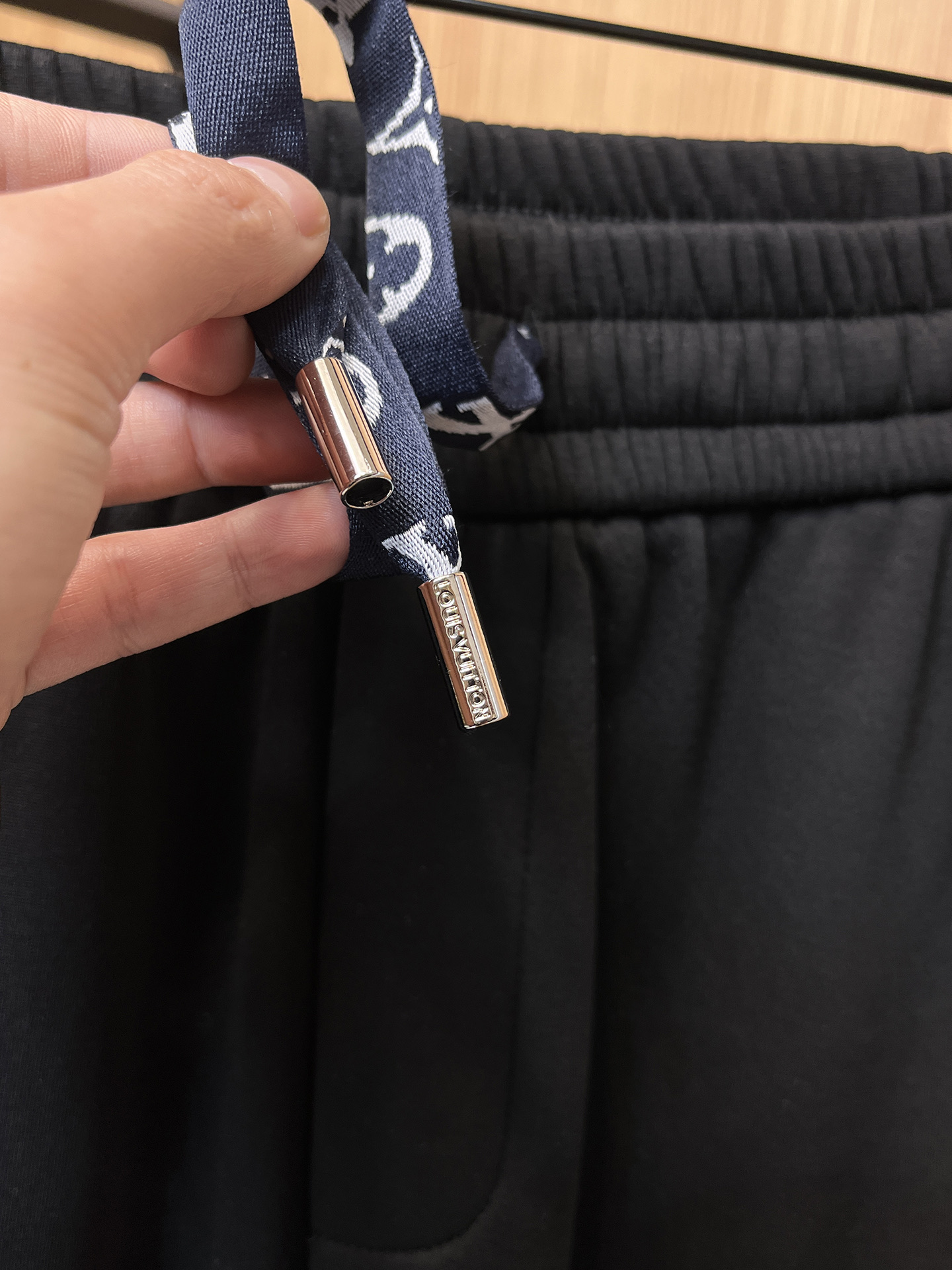 🔥 LV 路易威登 SS秋冬加绒 直筒微阔版型保暖不显臃肿 🔥新品时尚直筒休闲裤，臻选优质纯棉加绒面料打