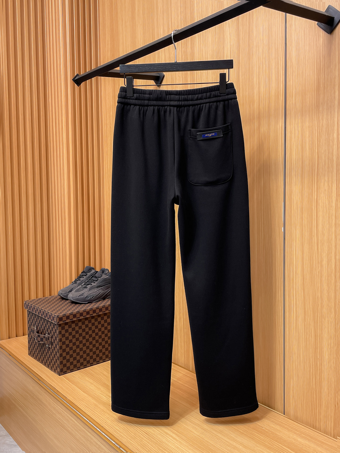 🔥 LV 路易威登 SS秋冬加绒 直筒微阔版型保暖不显臃肿 🔥新品时尚直筒休闲裤，臻选优质纯棉加绒面料打