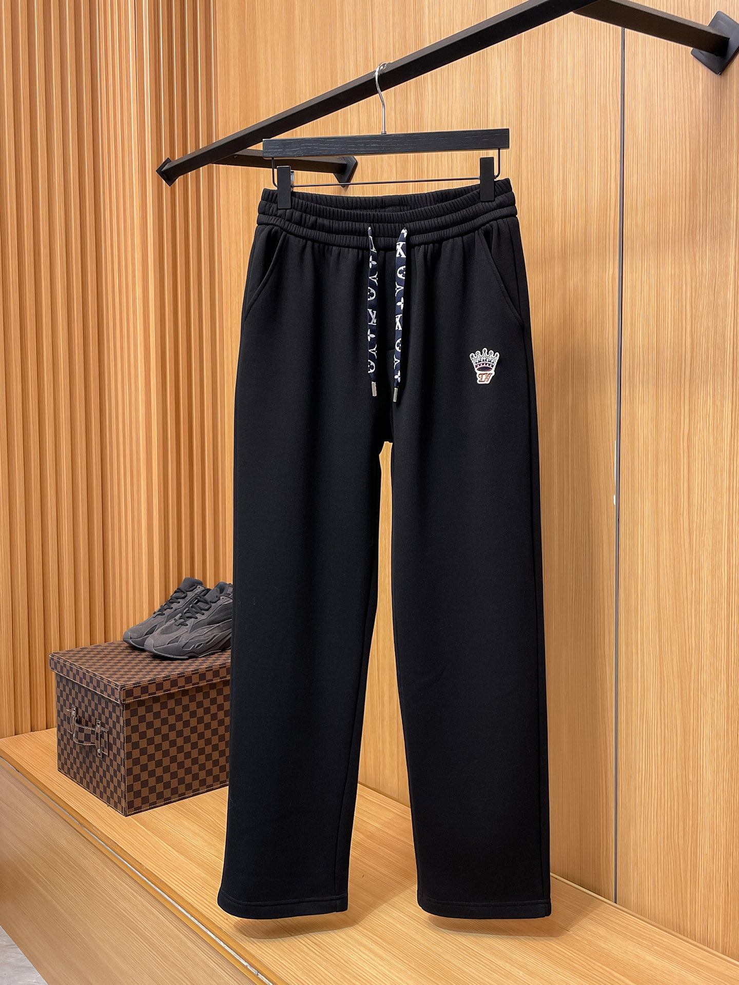 🔥 LV 路易威登 SS秋冬加绒 直筒微阔版型保暖不显臃肿 🔥新品时尚直筒休闲裤，臻选优质纯棉加绒面料打