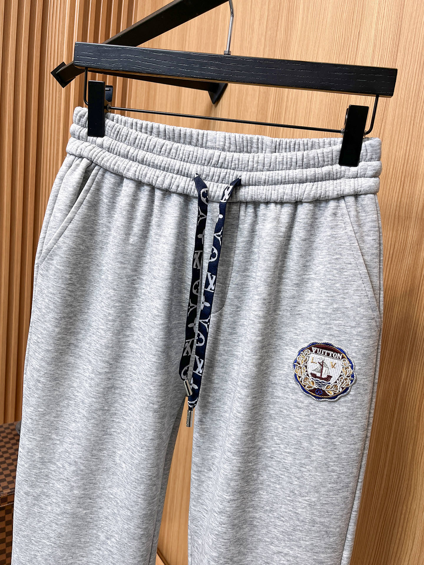 🔥 LV 路易威登 SS秋冬加绒 直筒微阔版型保暖不显臃肿 🔥新品时尚直筒休闲裤，臻选优质纯棉加绒面料打