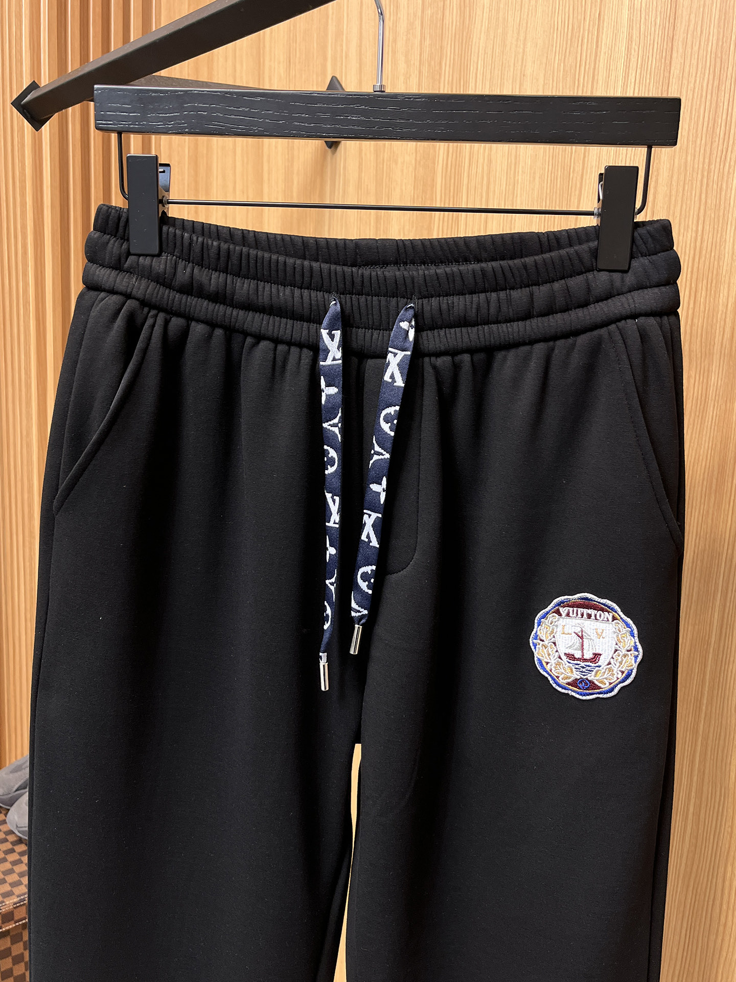 🔥 LV 路易威登 SS秋冬加绒 直筒微阔版型保暖不显臃肿 🔥新品时尚直筒休闲裤，臻选优质纯棉加绒面料打