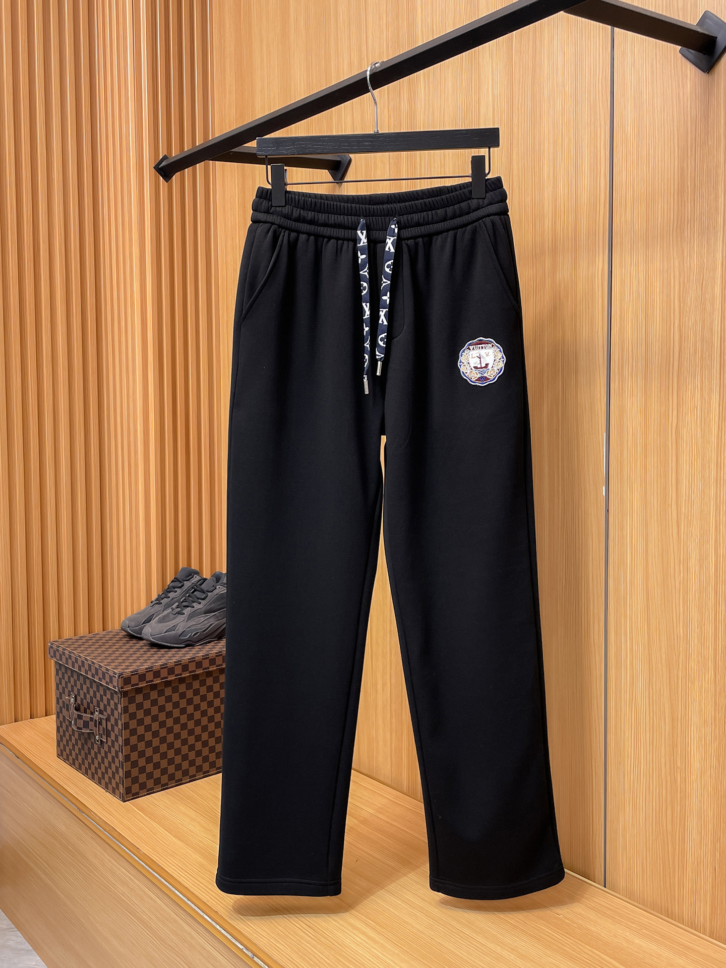 🔥 LV 路易威登 SS秋冬加绒 直筒微阔版型保暖不显臃肿 🔥新品时尚直筒休闲裤，臻选优质纯棉加绒面料打