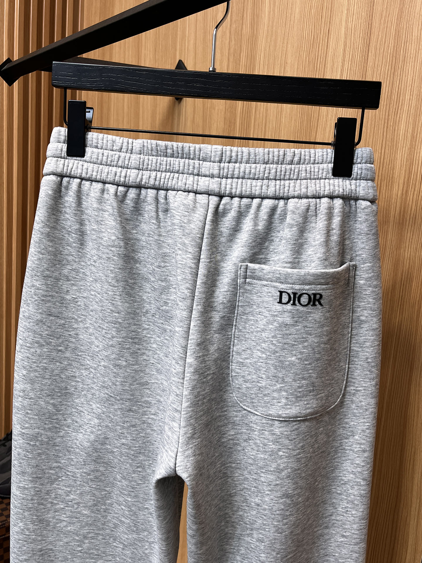 🔥 迪奥 SS秋冬加绒 直筒微阔版型保暖不显臃肿 🔥新品时尚直筒休闲裤，臻选优质纯棉加绒面料打造，保暖舒