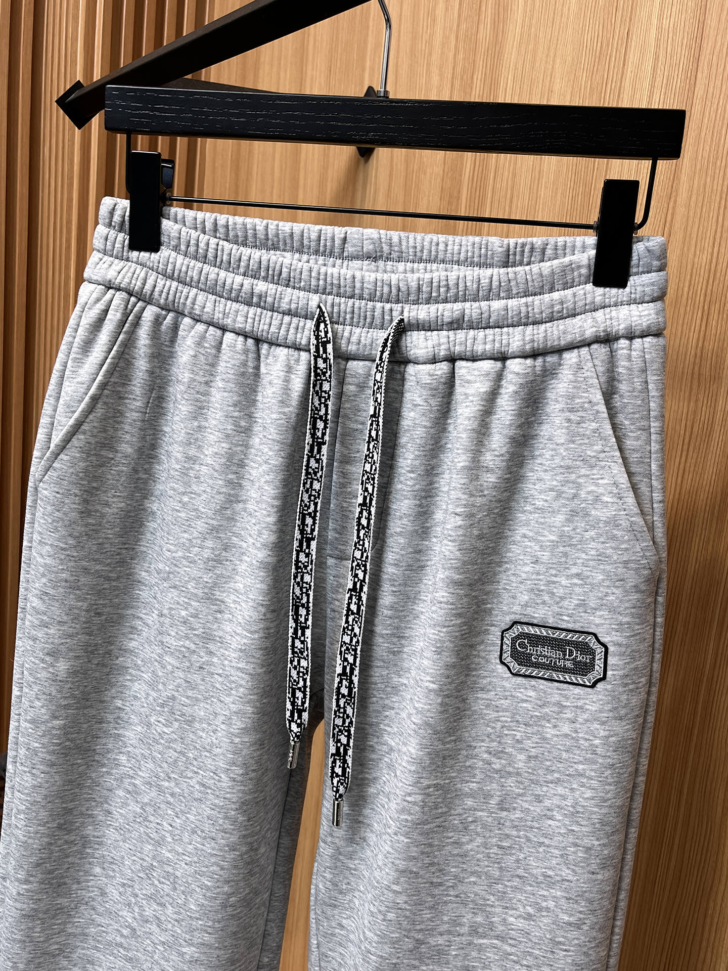 🔥 迪奥 SS秋冬加绒 直筒微阔版型保暖不显臃肿 🔥新品时尚直筒休闲裤，臻选优质纯棉加绒面料打造，保暖舒