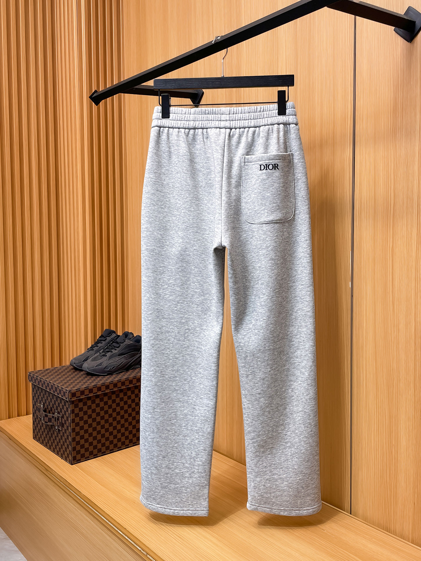 🔥 迪奥 SS秋冬加绒 直筒微阔版型保暖不显臃肿 🔥新品时尚直筒休闲裤，臻选优质纯棉加绒面料打造，保暖舒