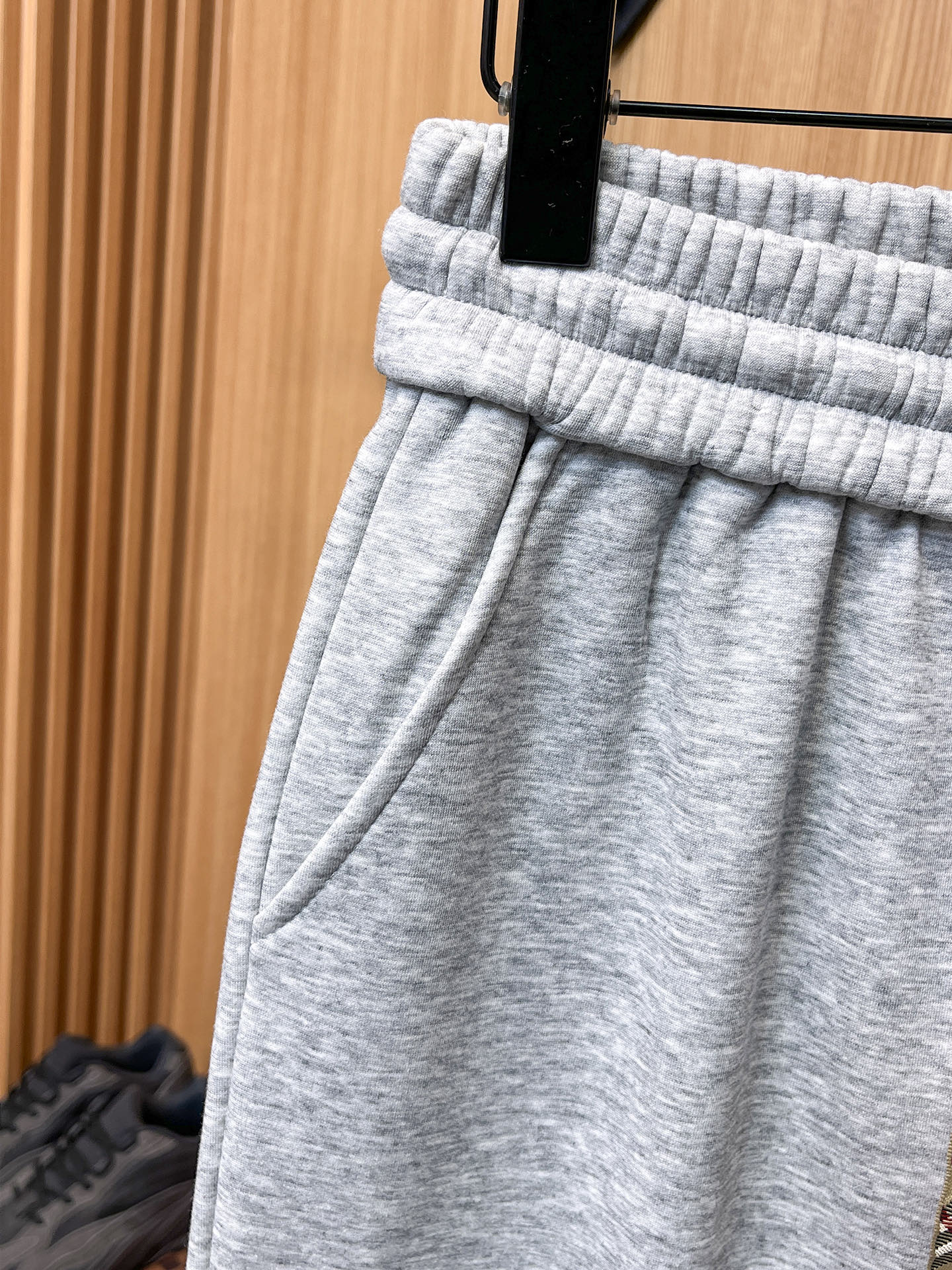 🔥 杰尼亚 SS秋冬加绒 直筒微阔版型保暖不显臃肿 🔥新品时尚直筒休闲裤，臻选优质纯棉加绒面料打造，保暖