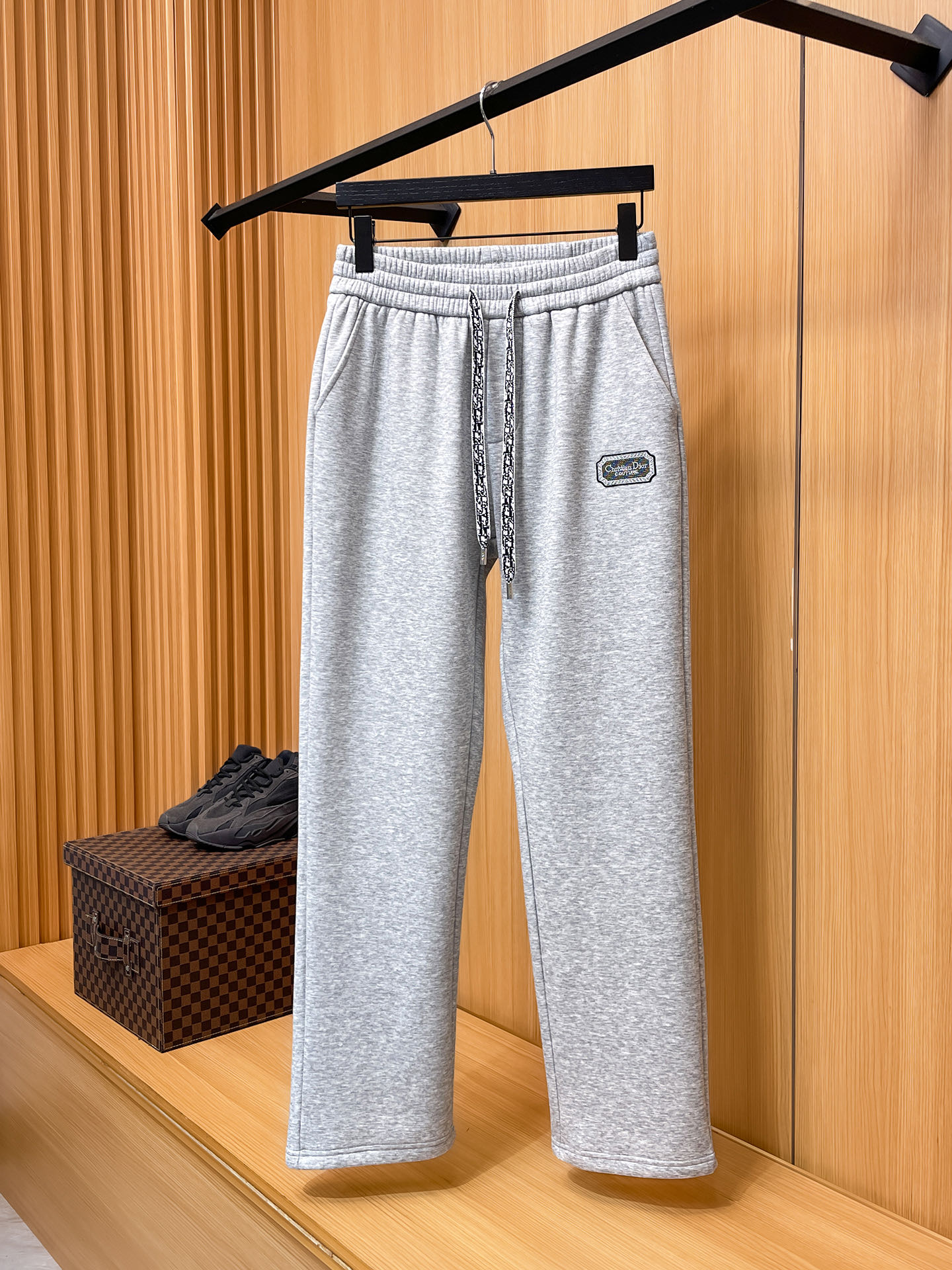 🔥 迪奥 SS秋冬加绒 直筒微阔版型保暖不显臃肿 🔥新品时尚直筒休闲裤，臻选优质纯棉加绒面料打造，保暖舒