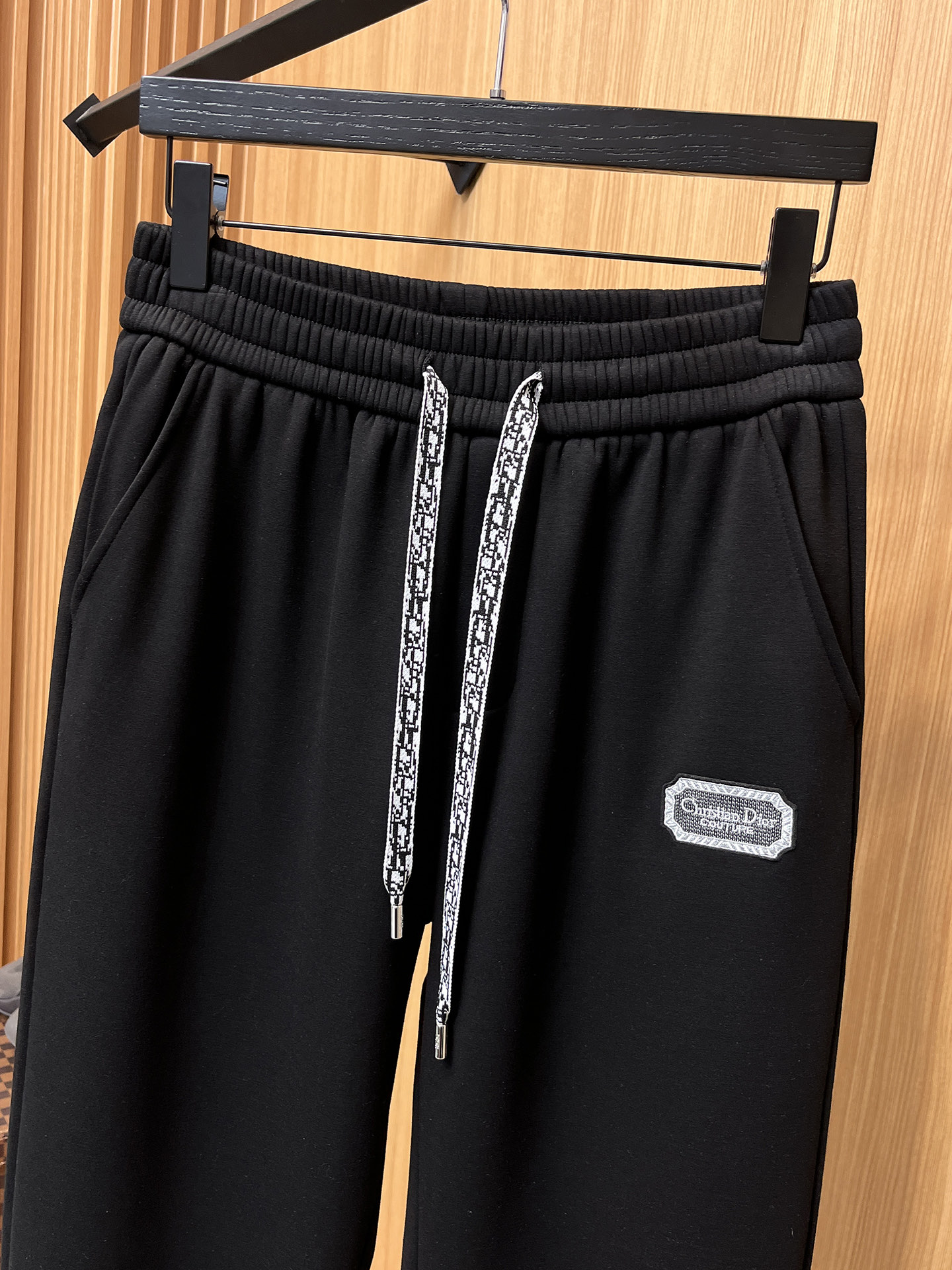 🔥 迪奥 SS秋冬加绒 直筒微阔版型保暖不显臃肿 🔥新品时尚直筒休闲裤，臻选优质纯棉加绒面料打造，保暖舒