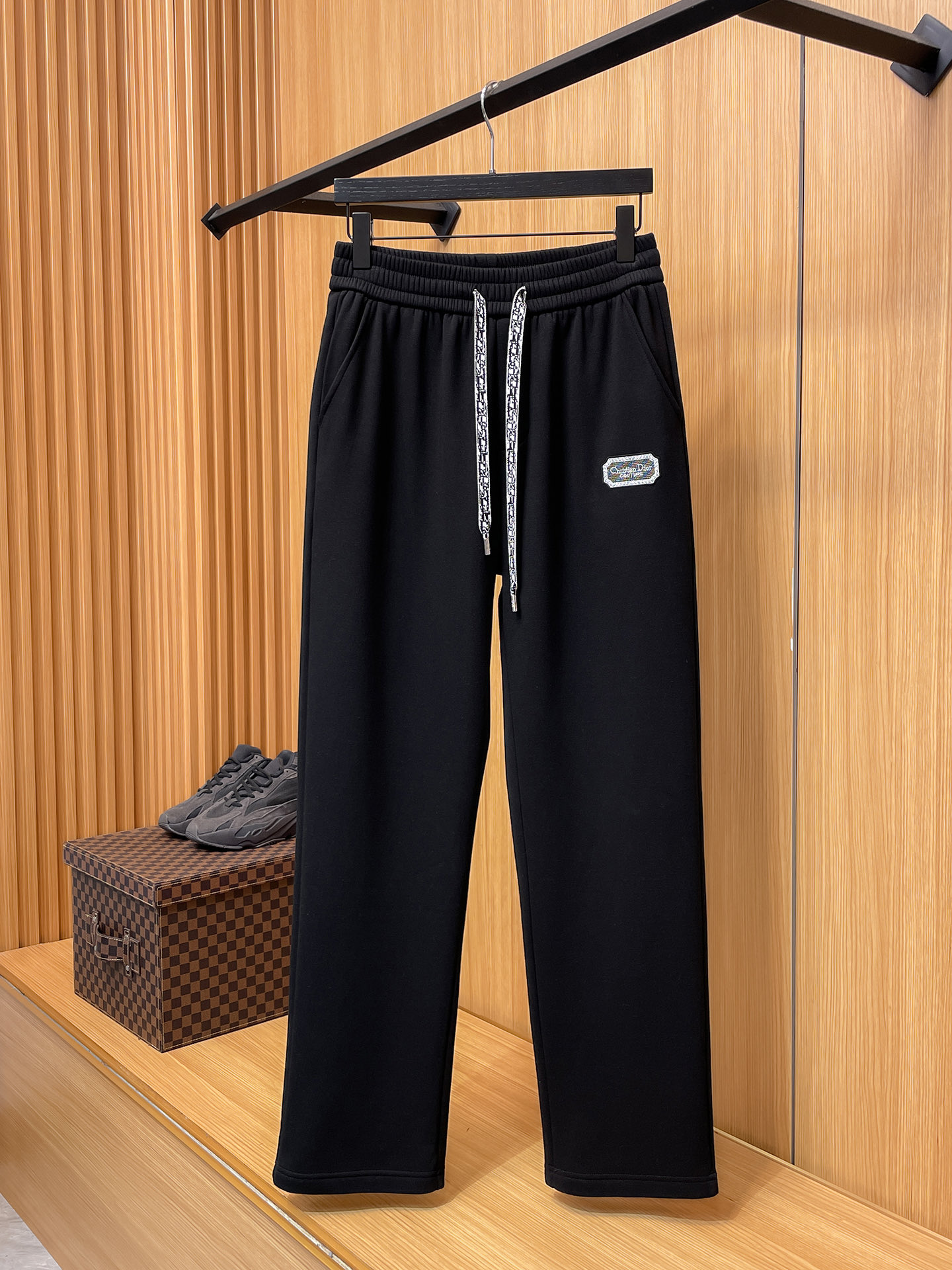 🔥 迪奥 SS秋冬加绒 直筒微阔版型保暖不显臃肿 🔥新品时尚直筒休闲裤，臻选优质纯棉加绒面料打造，保暖舒