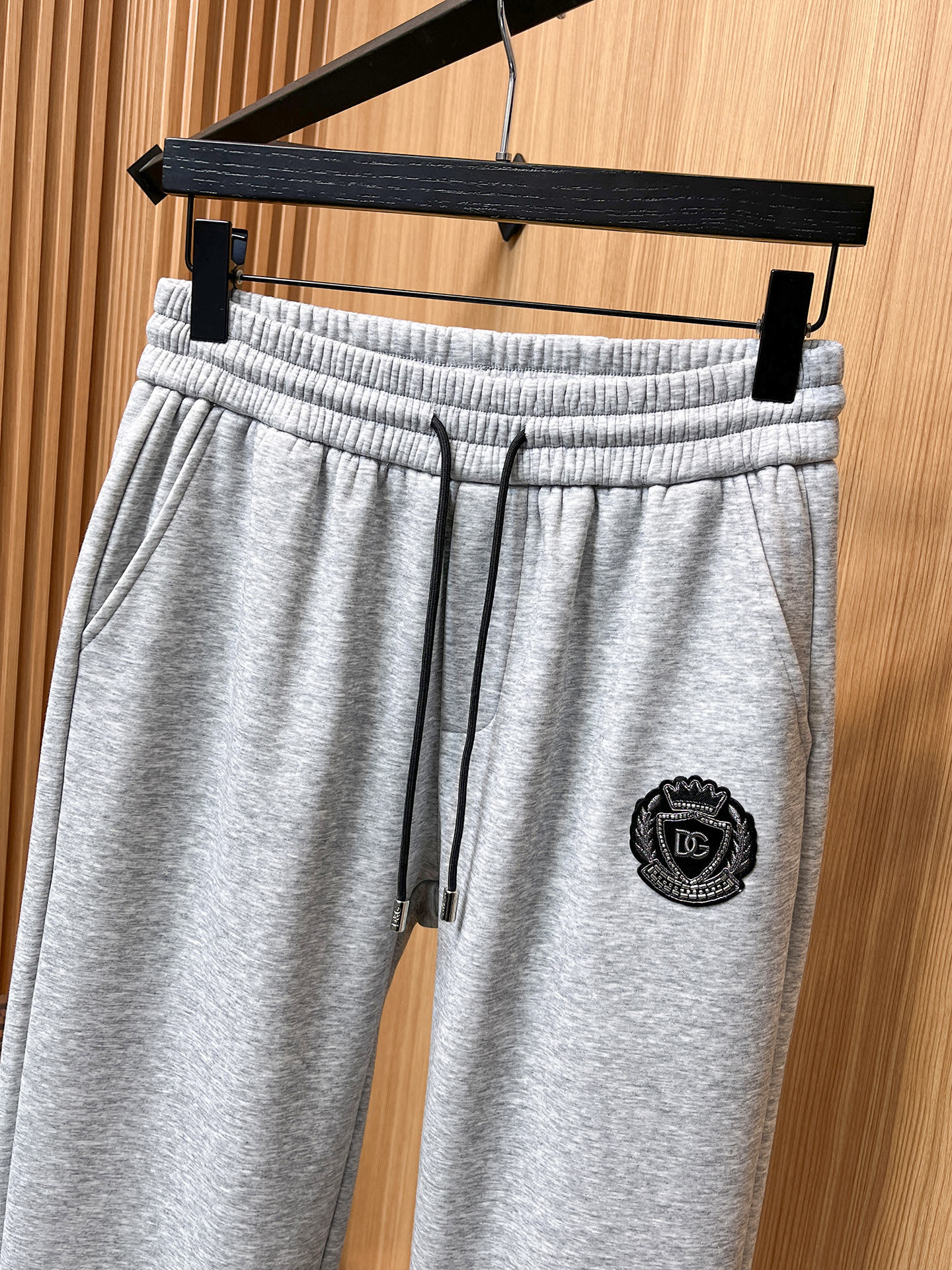 🔥 DG 杜嘉班纳 SS秋冬加绒 直筒微阔版型保暖不显臃肿 🔥新品时尚直筒休闲裤，臻选优质纯棉加绒面料打