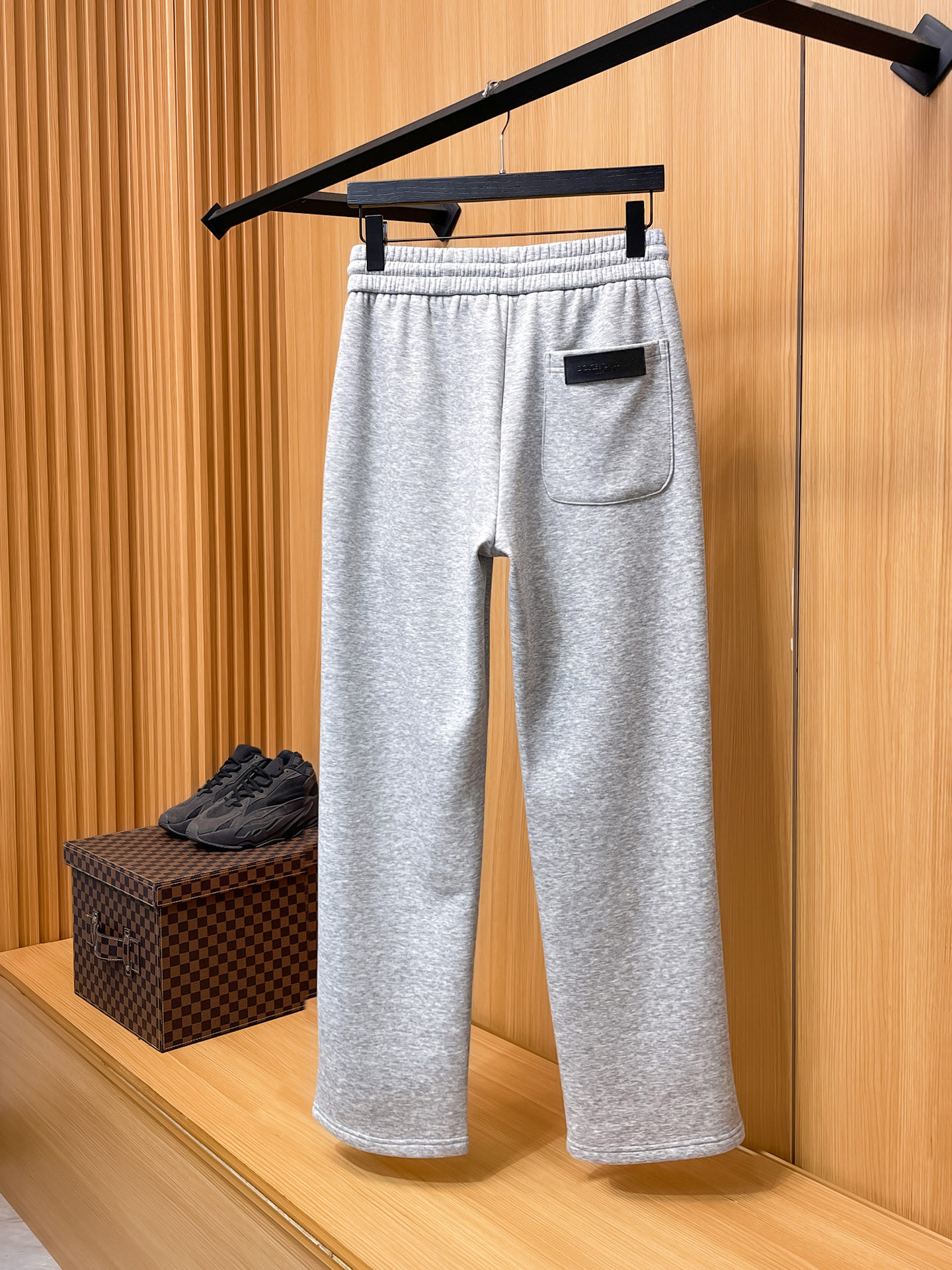 🔥 DG 杜嘉班纳 SS秋冬加绒 直筒微阔版型保暖不显臃肿 🔥新品时尚直筒休闲裤，臻选优质纯棉加绒面料打