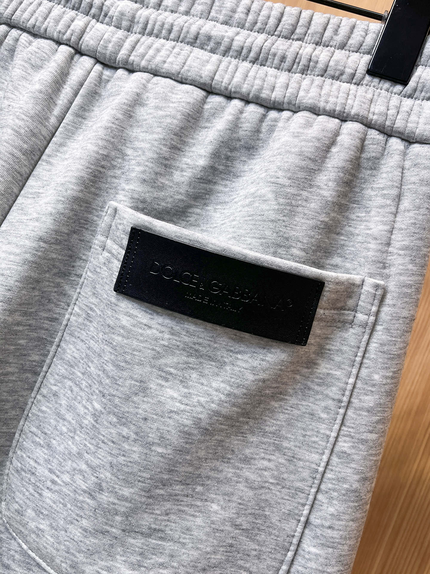 🔥 DG 杜嘉班纳 SS秋冬加绒 直筒微阔版型保暖不显臃肿 🔥新品时尚直筒休闲裤，臻选优质纯棉加绒面料打