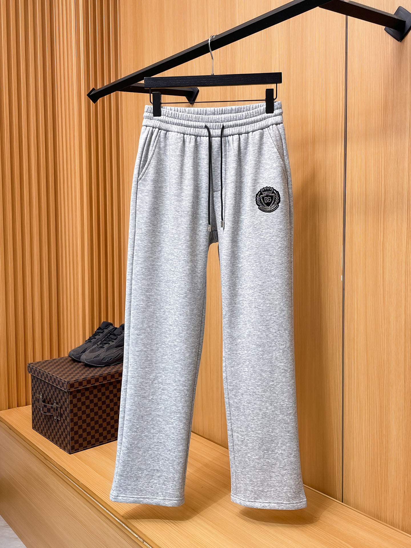 🔥 DG 杜嘉班纳 SS秋冬加绒 直筒微阔版型保暖不显臃肿 🔥新品时尚直筒休闲裤，臻选优质纯棉加绒面料打