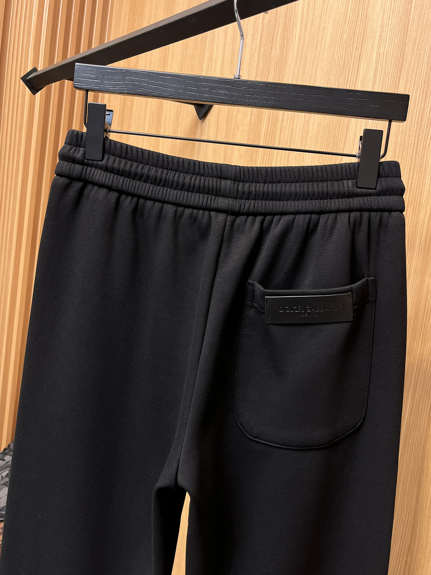 🔥 DG 杜嘉班纳 SS秋冬加绒 直筒微阔版型保暖不显臃肿 🔥新品时尚直筒休闲裤，臻选优质纯棉加绒面料打