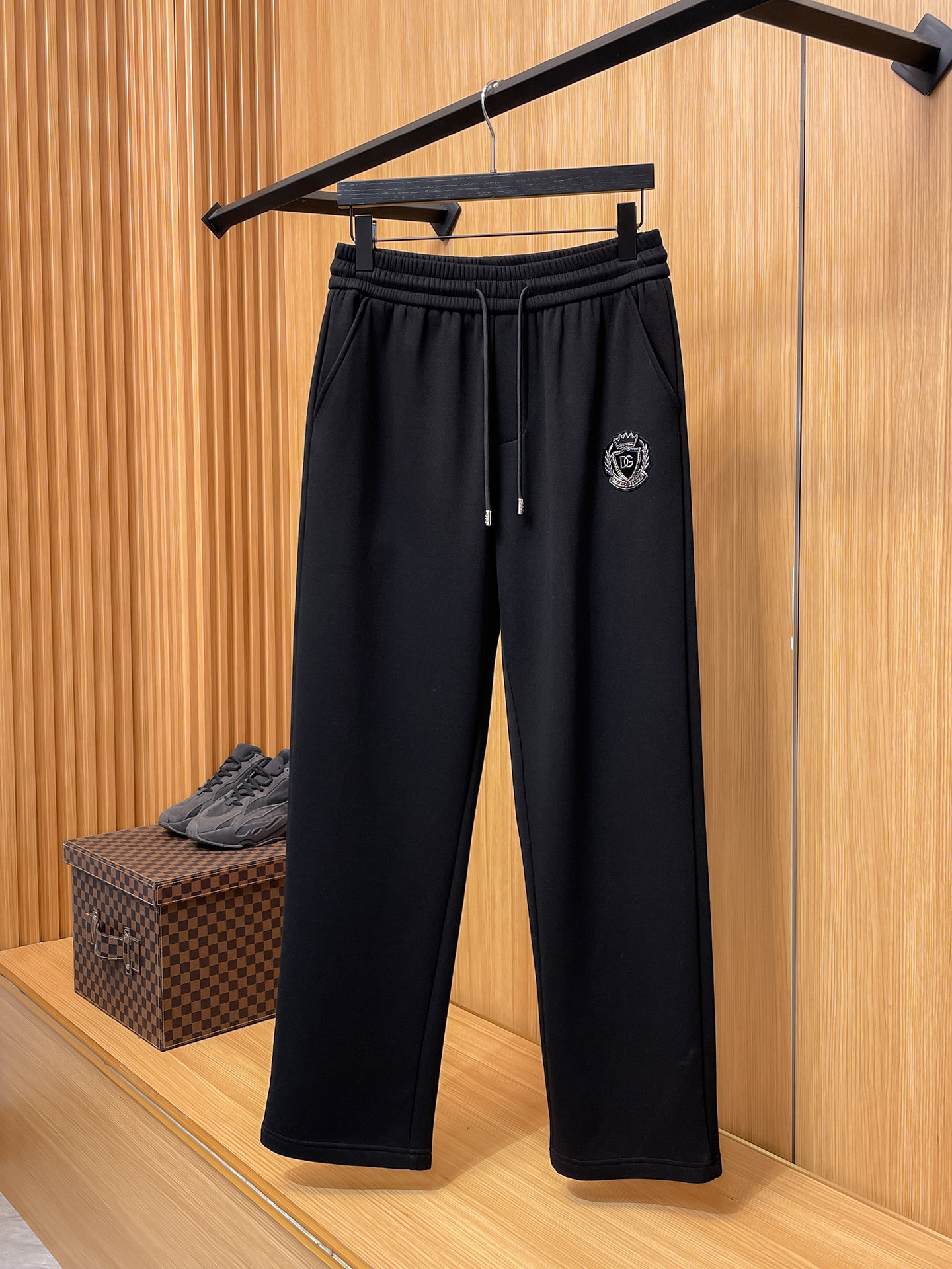 🔥 DG 杜嘉班纳 SS秋冬加绒 直筒微阔版型保暖不显臃肿 🔥新品时尚直筒休闲裤，臻选优质纯棉加绒面料打