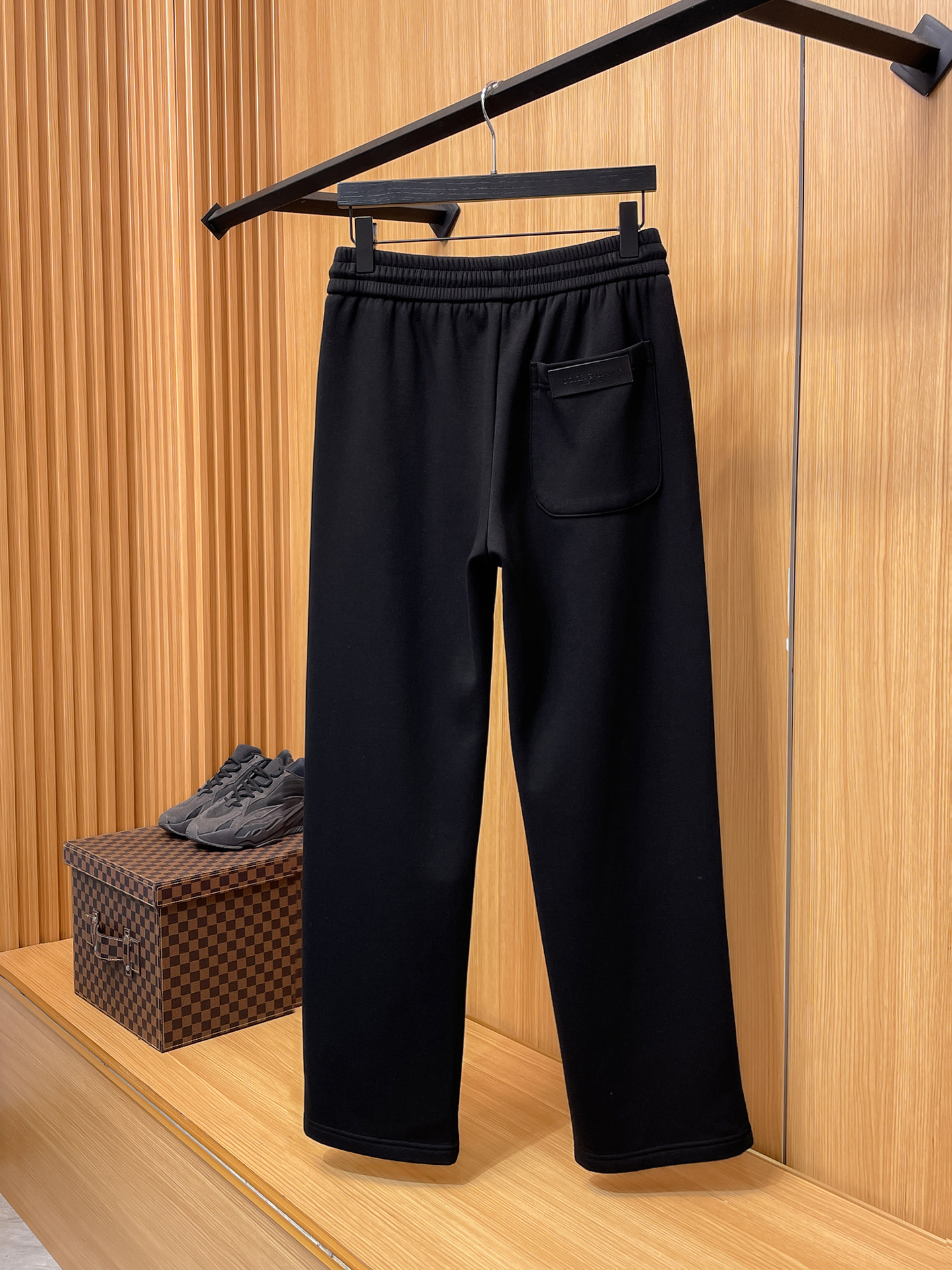 🔥 DG 杜嘉班纳 SS秋冬加绒 直筒微阔版型保暖不显臃肿 🔥新品时尚直筒休闲裤，臻选优质纯棉加绒面料打