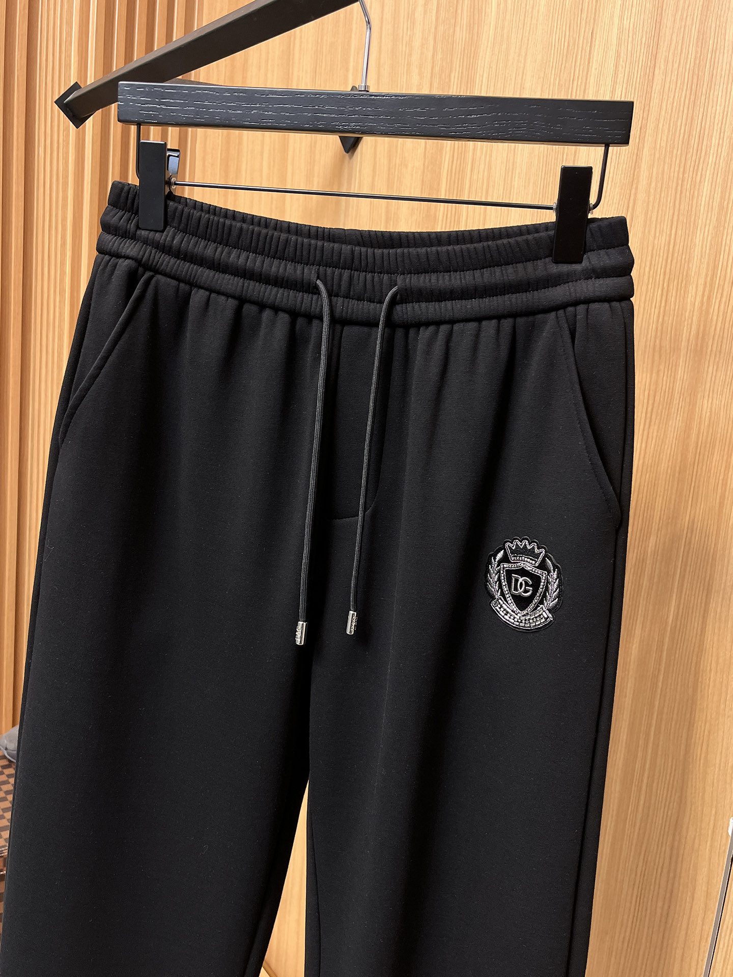 🔥 DG 杜嘉班纳 SS秋冬加绒 直筒微阔版型保暖不显臃肿 🔥新品时尚直筒休闲裤，臻选优质纯棉加绒面料打