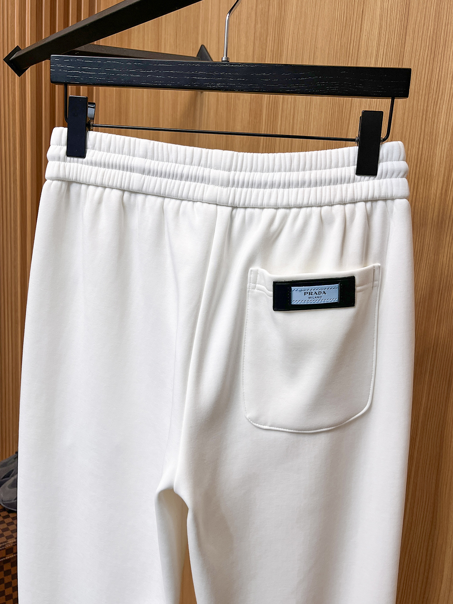 🔥 普拉达 SS秋冬加绒 直筒微阔版型保暖不显臃肿 🔥新品时尚直筒休闲裤，臻选优质纯棉加绒面料打造，保暖