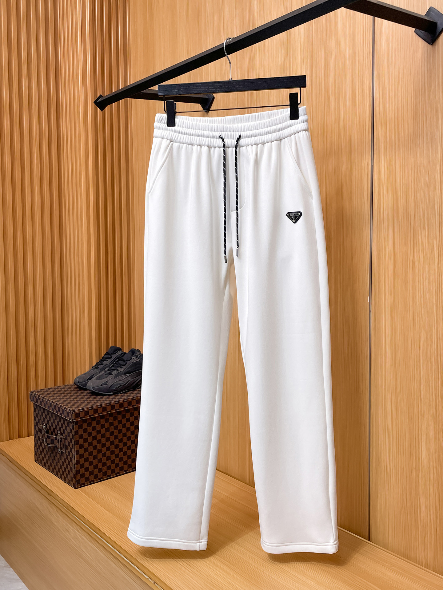 🔥 普拉达 SS秋冬加绒 直筒微阔版型保暖不显臃肿 🔥新品时尚直筒休闲裤，臻选优质纯棉加绒面料打造，保暖