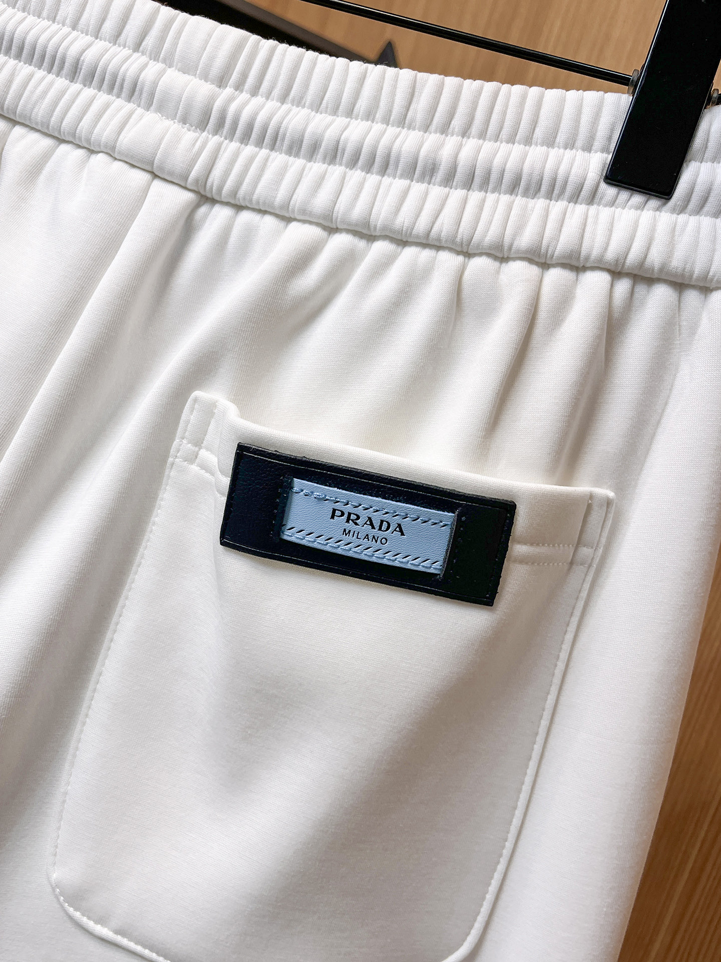 🔥 普拉达 SS秋冬加绒 直筒微阔版型保暖不显臃肿 🔥新品时尚直筒休闲裤，臻选优质纯棉加绒面料打造，保暖