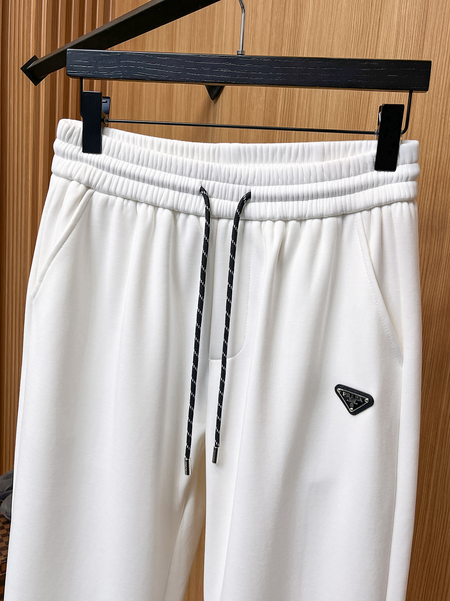 🔥 普拉达 SS秋冬加绒 直筒微阔版型保暖不显臃肿 🔥新品时尚直筒休闲裤，臻选优质纯棉加绒面料打造，保暖